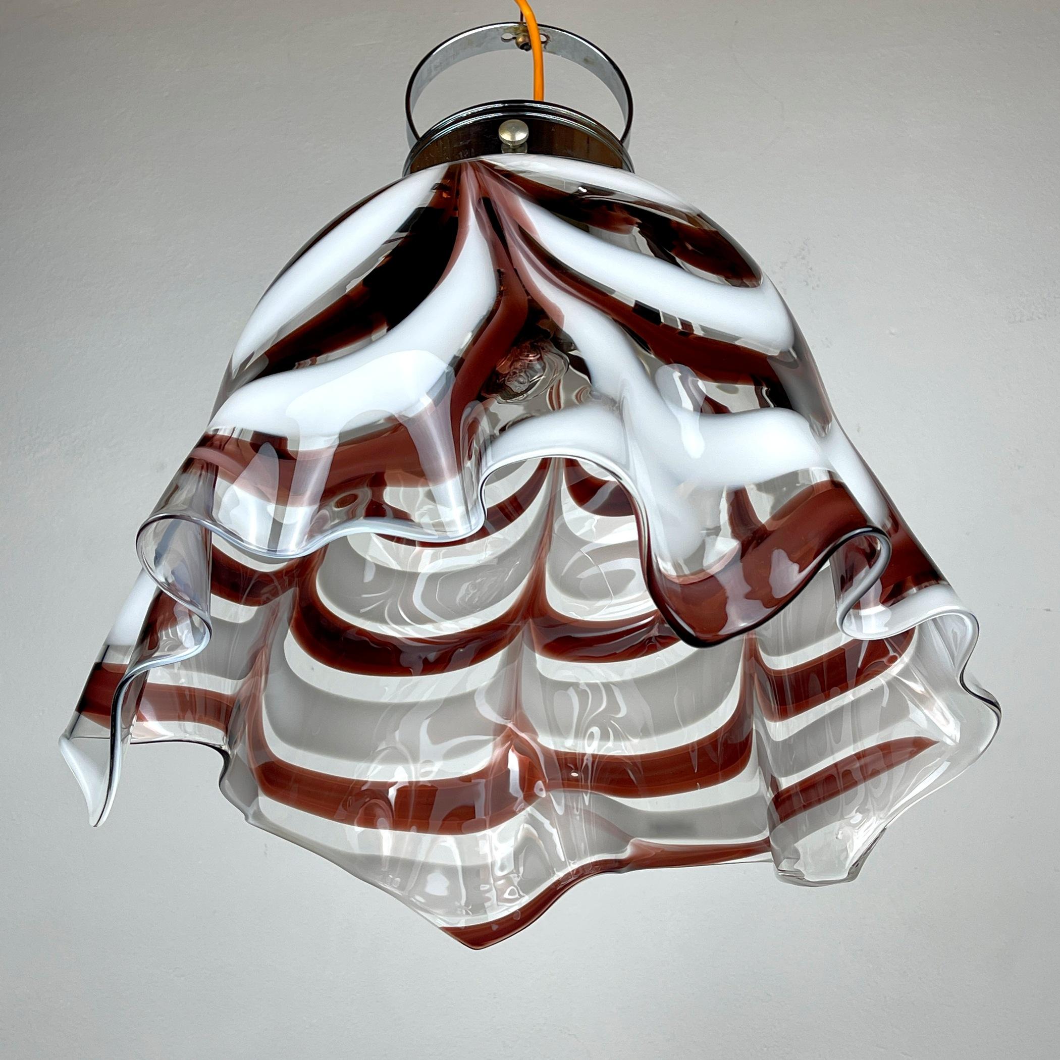 Lampe à suspension originale en verre de Murano marron Fazzoletto par AV Mazzega, Italie, 1970  en vente 3