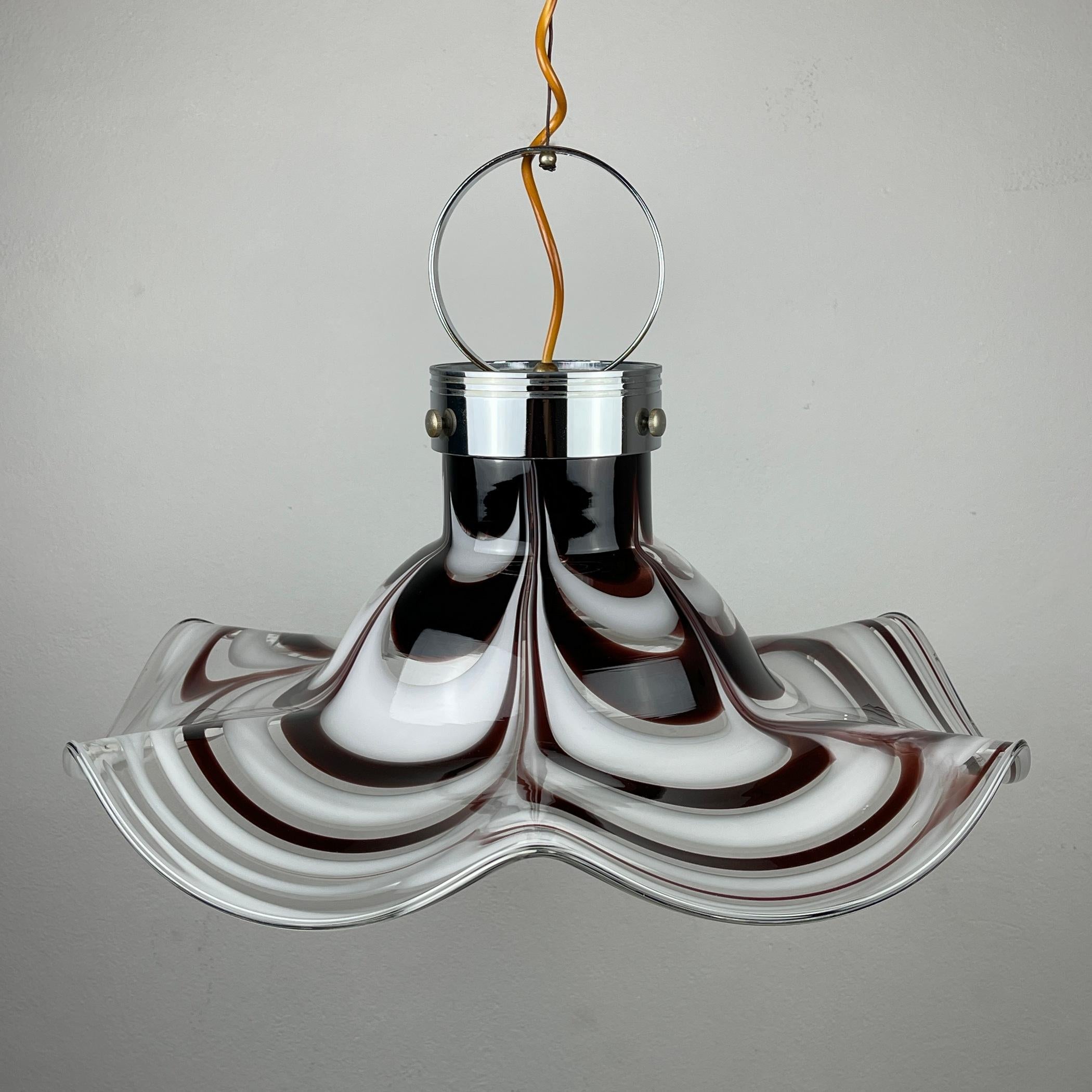 Impressionnante lampe pendante originale de Murano, produite par AV Mazzega en Italie, dans les années 1970. L'abat-jour est moulé à la main. La lampe présente également un véritable savoir-faire de Murano. AB Mazzega a été fondée par Angelo