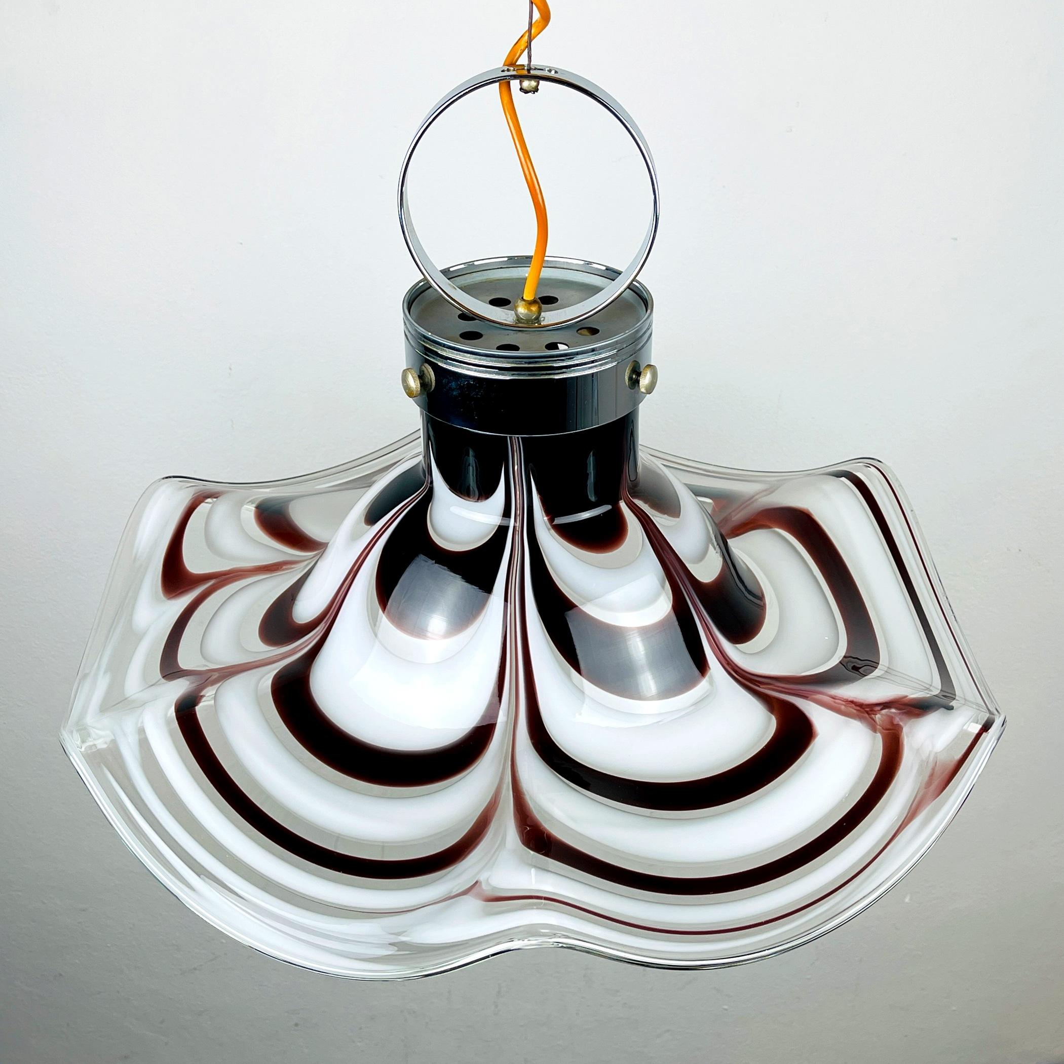 Lampe à suspension d'origine en verre de Murano marron Fleur par AV Mazzega, Italie, 1970 Bon état - En vente à Miklavž Pri Taboru, SI