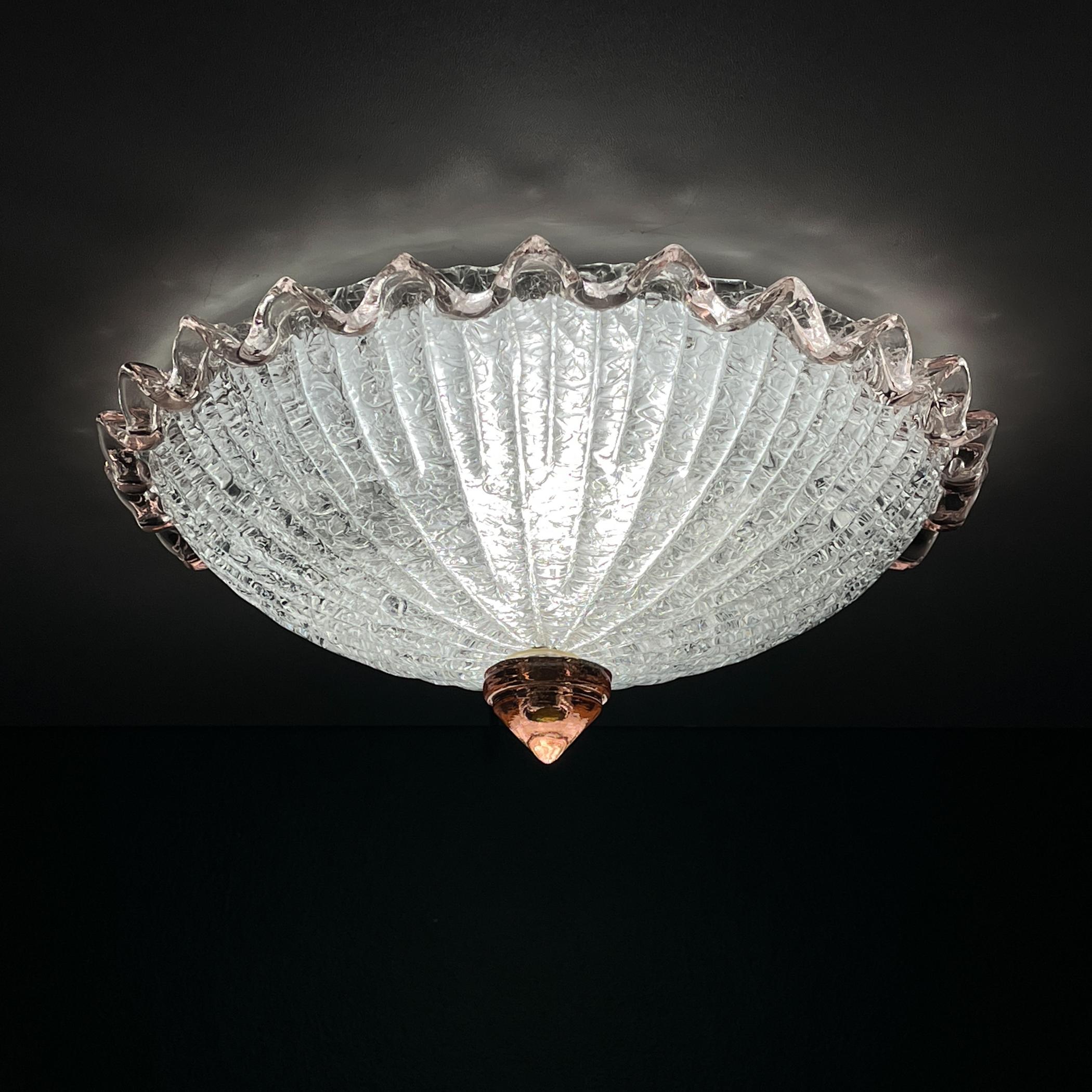Plafonnier original en verre de Murano fabriqué en Italie dans les années 1990.

La lampe est en excellent état vintage, sans aucun dommage.

Dimensions :
Largeur : 33,5 cm / 13,2 pouces
Hauteur : 13 cm

La lampe nécessite une ampoule européenne 2 x