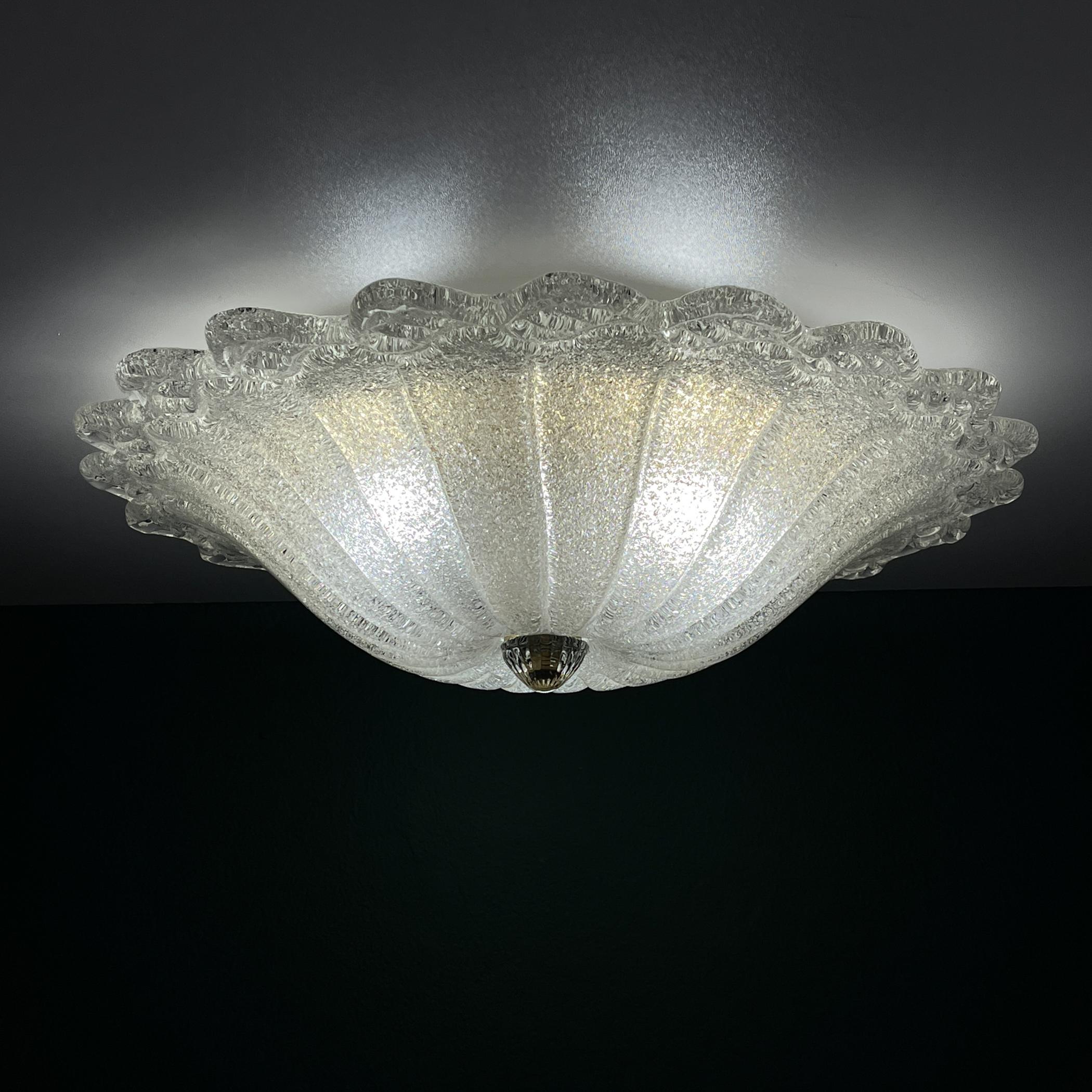 

Grand plafonnier original en verre de Murano fabriqué en Italie dans les années 1990.

La lampe est en excellent état vintage, sans aucun dommage.

Dimensions :
Largeur : 51 cm / 20 inches
Hauteur : 16 cm

La lampe nécessite une ampoule européenne