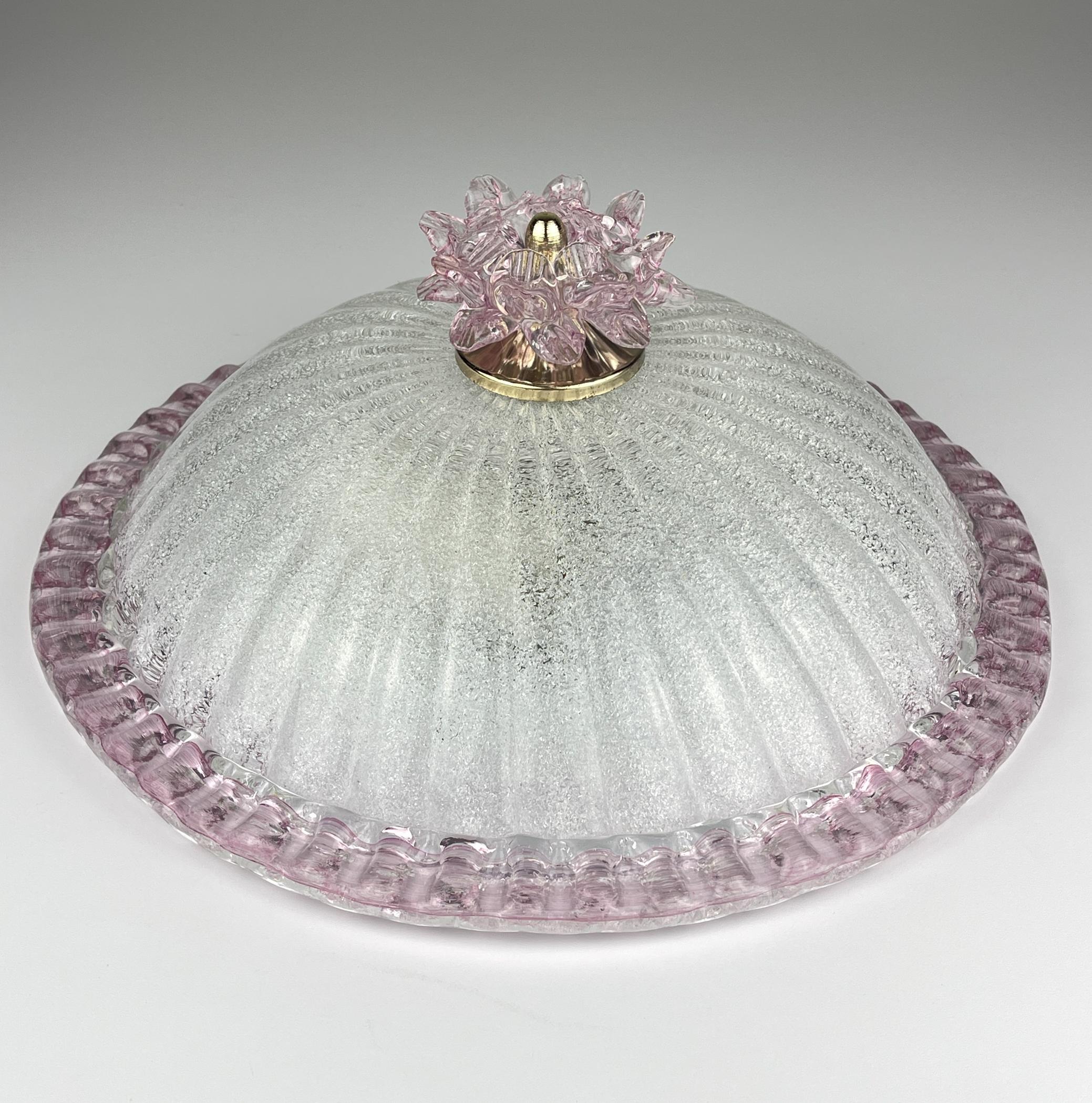 

Lampada da soffitto originale in vetro di Murano realizzata in Italia negli anni '90.

La lampada è in buone condizioni vintage. Il fiore decorativo rosa sulla parte superiore della lampada ha una piccola scheggiatura su uno dei petali (vedi