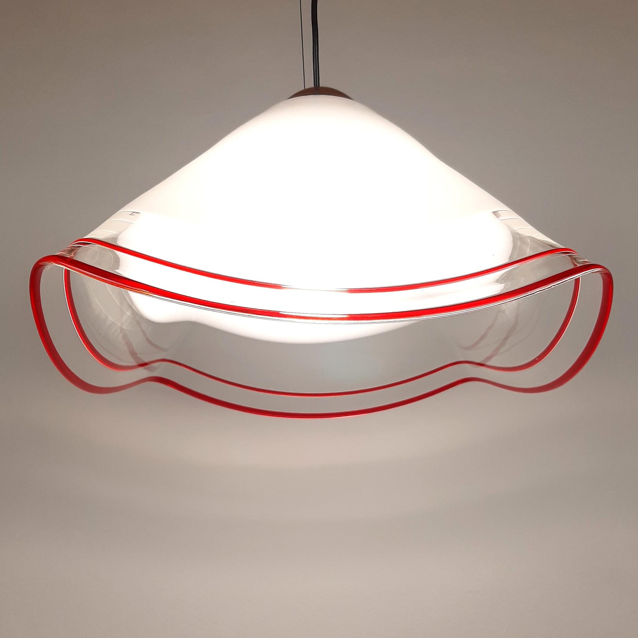 Vintage murano glass pendant lamp by Renato Toso for Leucos made in Italy in the 1970s.
Elegant and graceful, the chandelier seems to float in the air.

The lamp is in good vintage condition. No chips or cracks.

Dimensions:
Width: 43 cm / 16.9