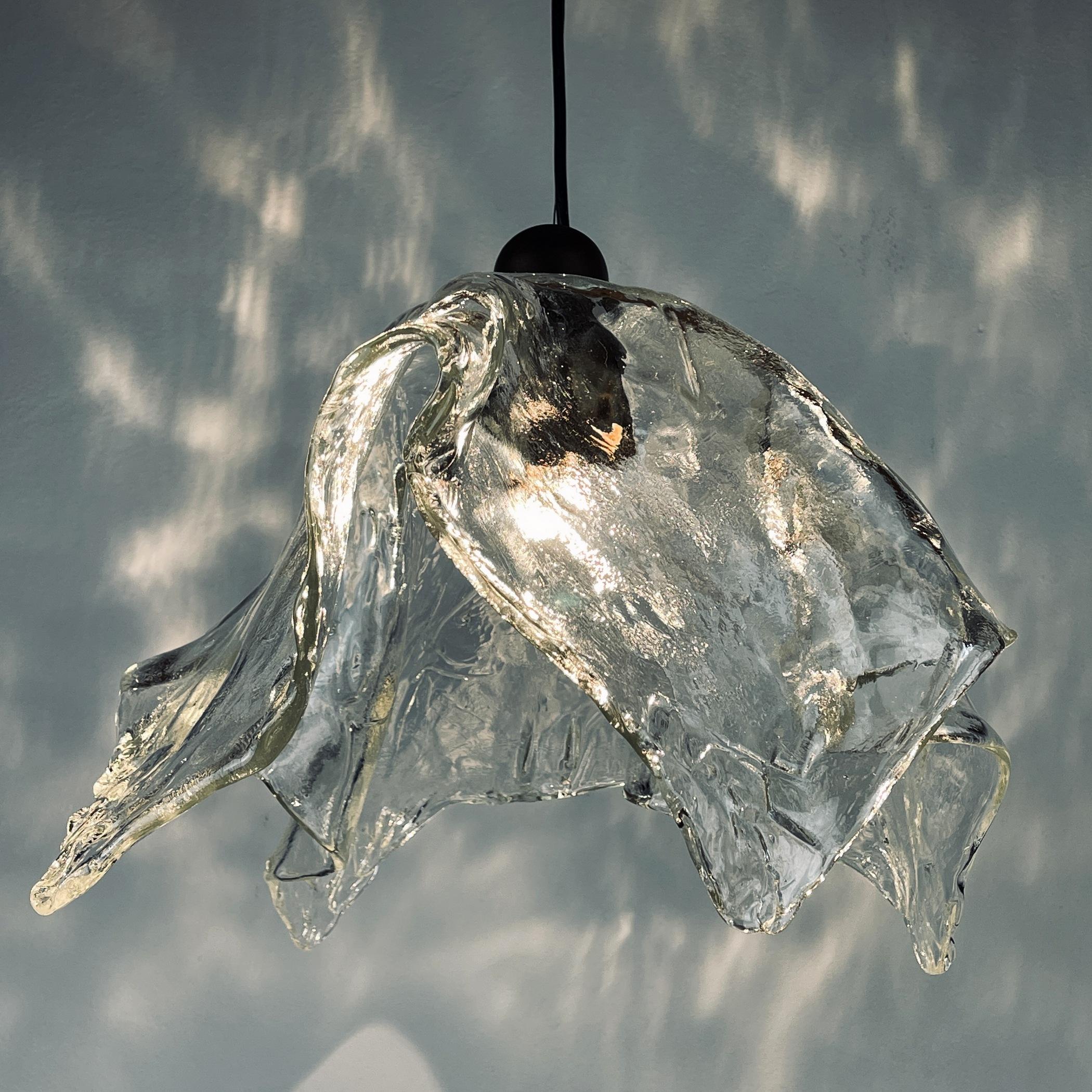 Original impressive pendant lamp, produced by AV Mazzega in Italy, in the 1950s. The shade of this model, also known as 'Fazzoletto', resembles a large handkerchief. The shade is molded by hand. The lamp also displays some true Murano craftsmanship.