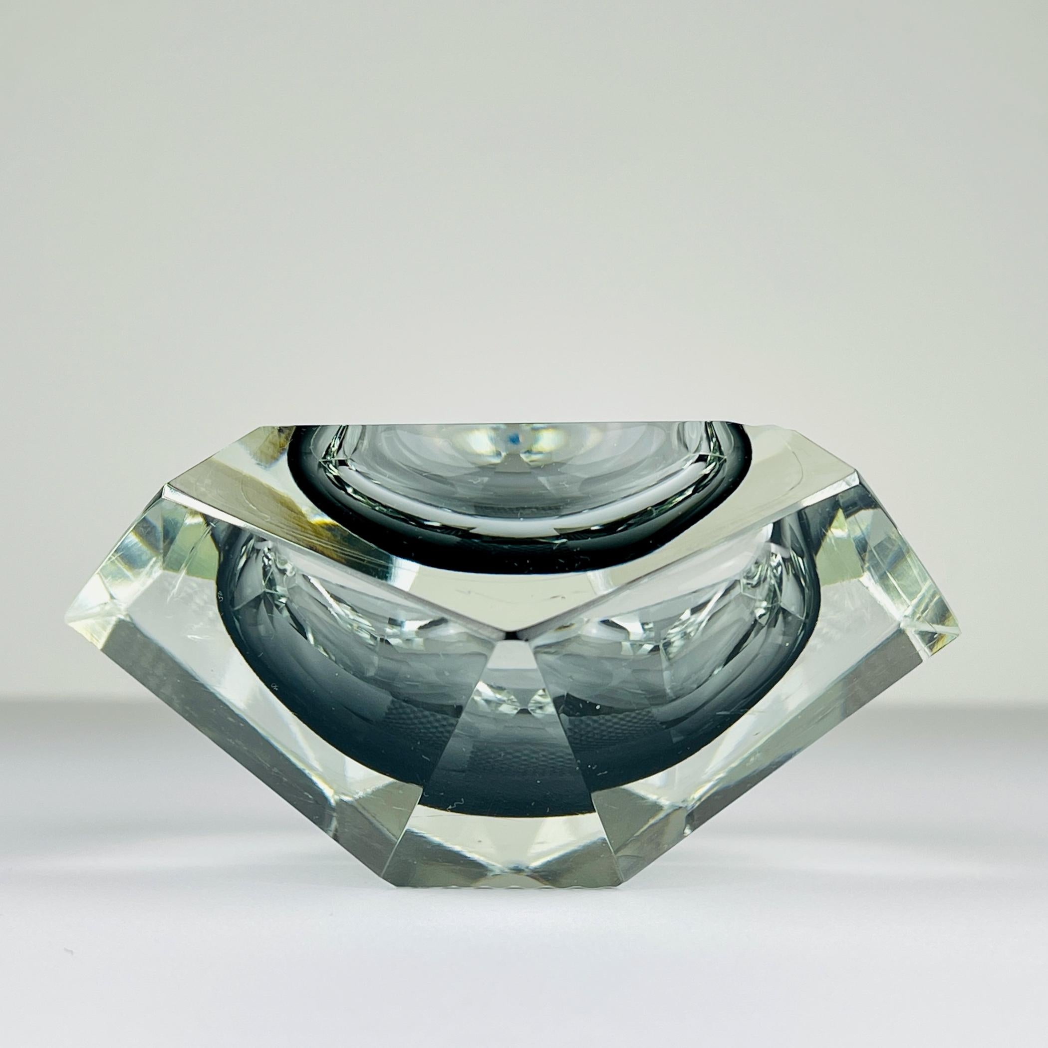 Posacenere d'epoca in vetro di Murano Glass Sommerso realizzato in Italia negli anni '70.

La ciotola è in buone condizioni vintage. C'è una piccola scheggiatura, niente di grave.

Dimensioni:
Larghezza: 13 cm
Altezza: 6,5 cm / 2,95