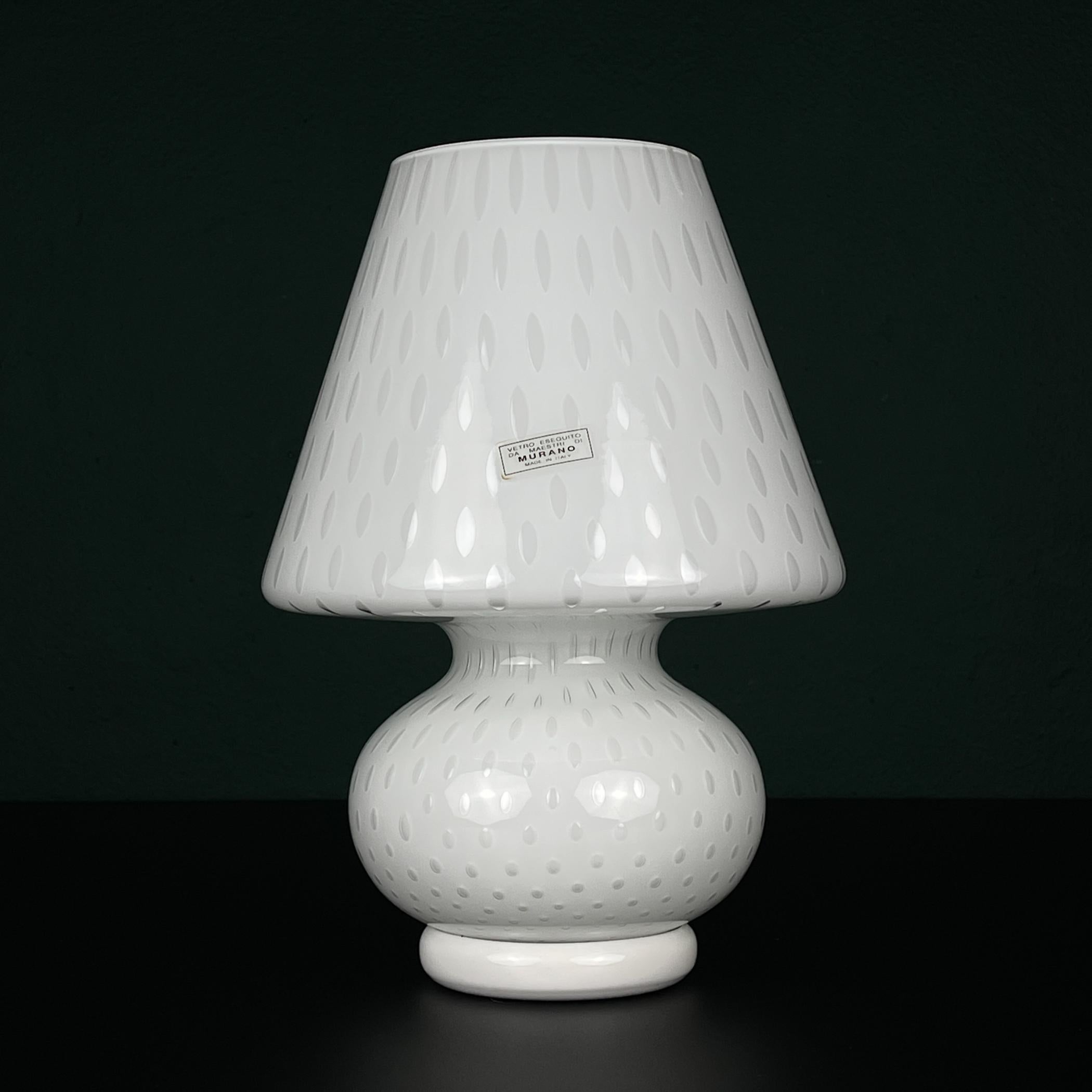 

Classique du design italien - Lampe à poser Mushroom. Fabriqué dans les années 1990 en verre de Murano de couleur blanc laiteux. Lampe vintage originale fabriquée à la main en Italie.

La lampe est en très bon état vintage, sans aucun