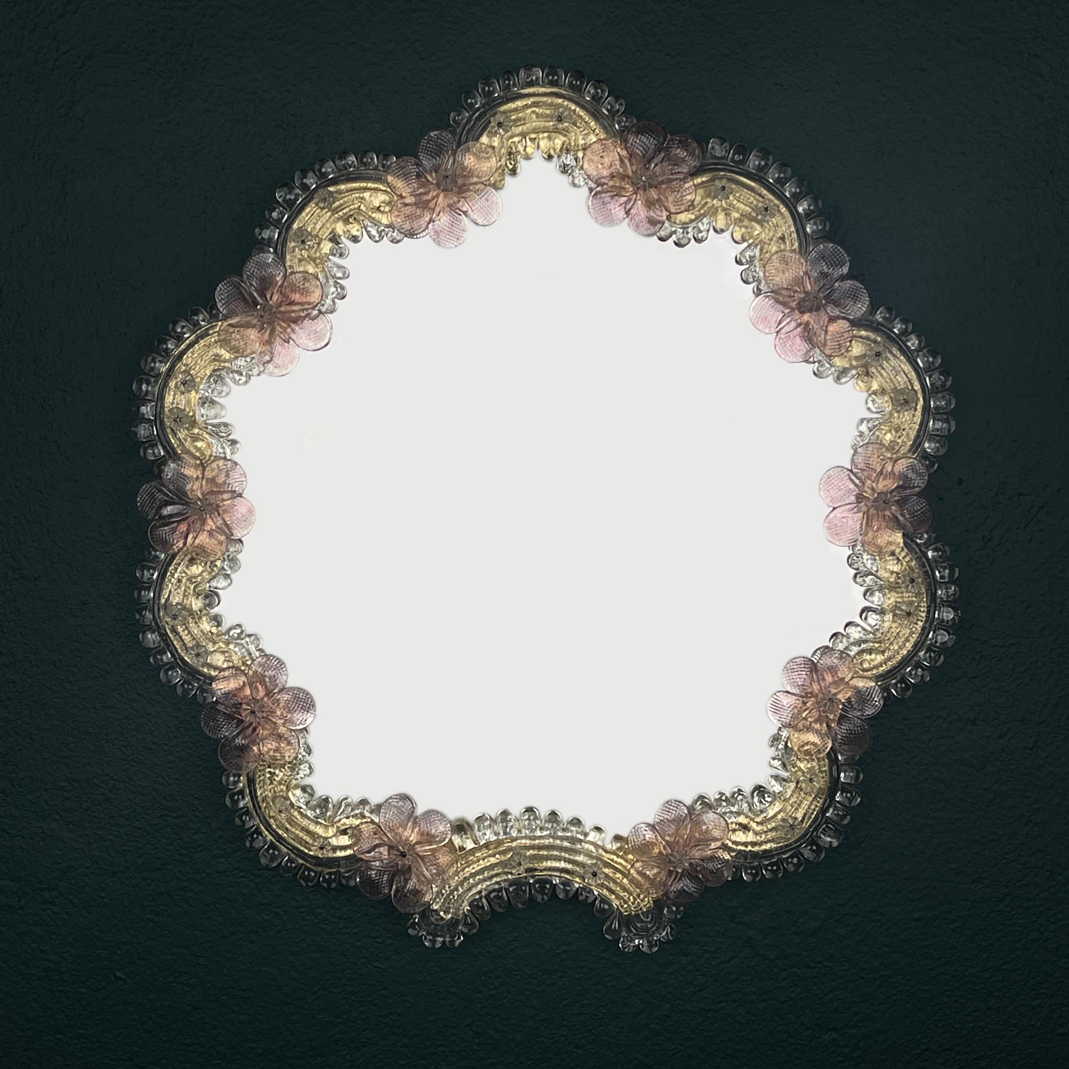 Charme specchio in vetro di Murano realizzato a Venezia (Italia) negli anni Cinquanta.

Lo specchio vintage di Murano ha l'etichetta originale del produttore.

Lo specchio è in ottime condizioni vintage.

Dimensioni:
Larghezza: 36 cm / 14