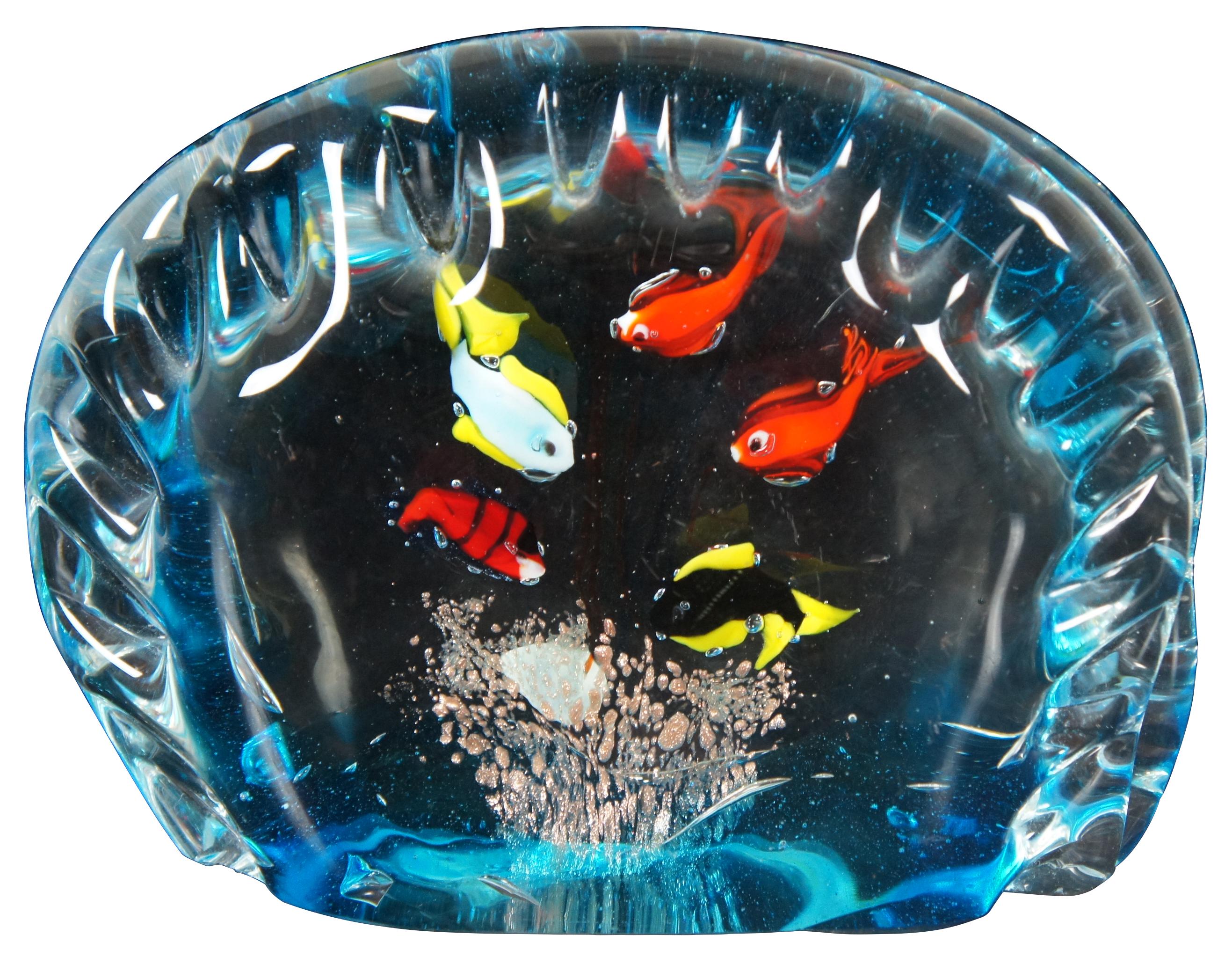 Italian art glass fish bowl paperweight, made in Murano with five fish. With original sticker Made in Italy Murano Venezia. Measures: 8”.
  