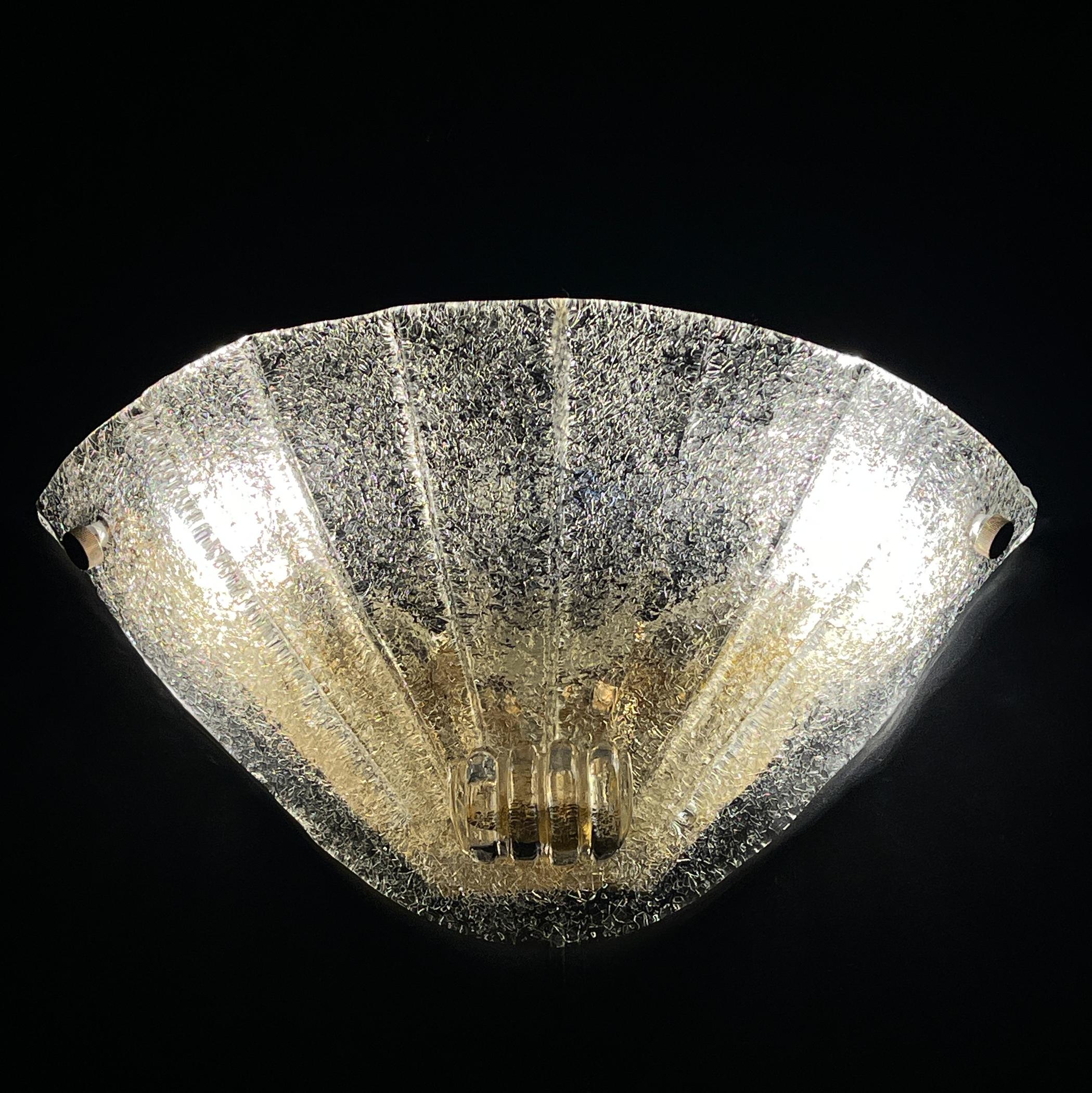 Magnifique applique murano de Barovier&Toso fabriquée en Italie dans les années 1960.

Applique vintage en verre de Murano, soufflée à la main en utilisant la technique du grain d'ambre pour obtenir un effet granuleux, montée sur une monture en