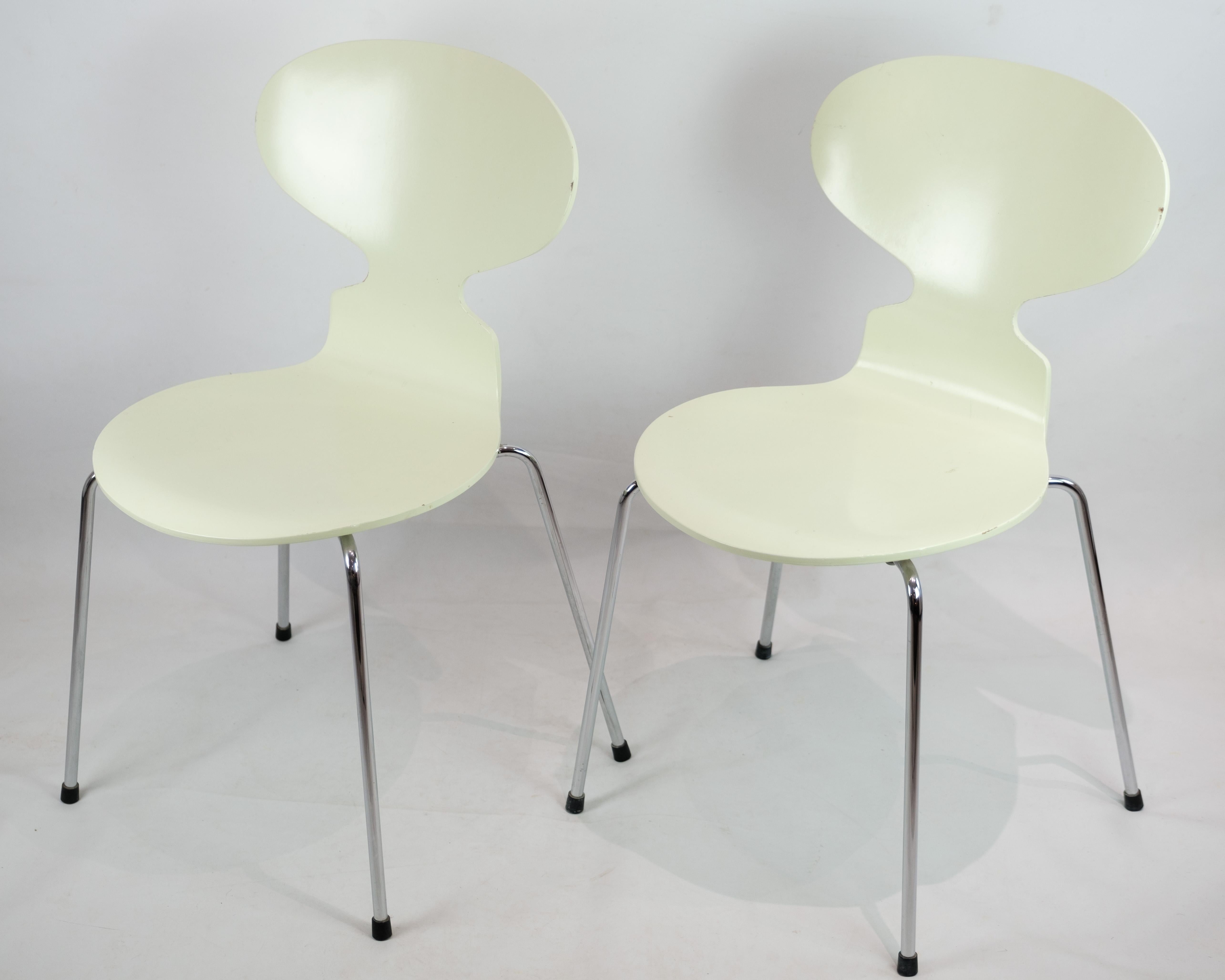 This original set of two Ant chairs, model 3101, brings a touch of vintage charm to any space with their pastel green colour. Designed by the renowned Arne Jacobsen and crafted by Fritz Hansen in the 1970s, these iconic chairs are both stylish and