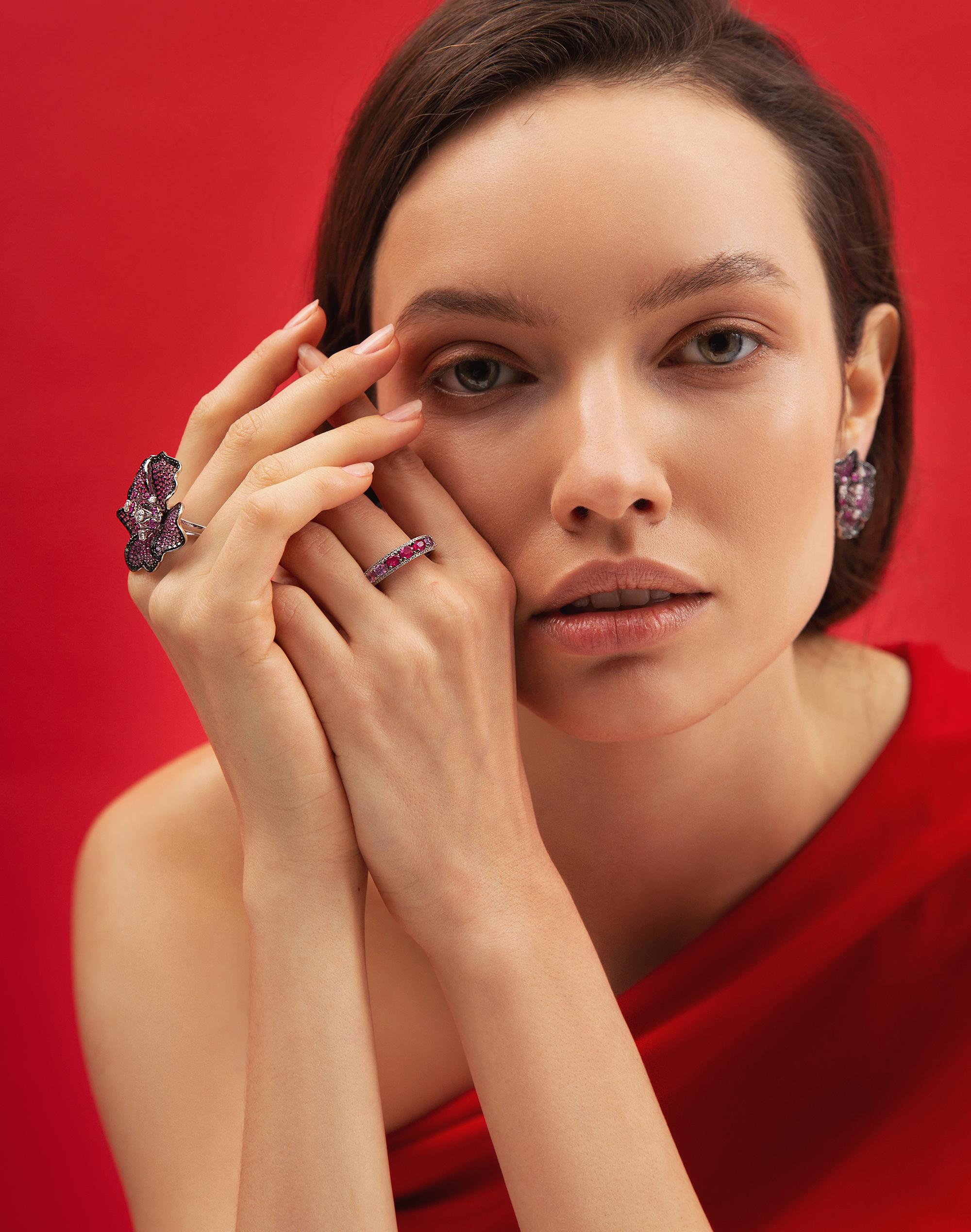 Anello originale Natkina con rubino rosso, zaffiro rosa e diamante in oro bianco. In condizioni Nuovo in vendita a Genève, GE