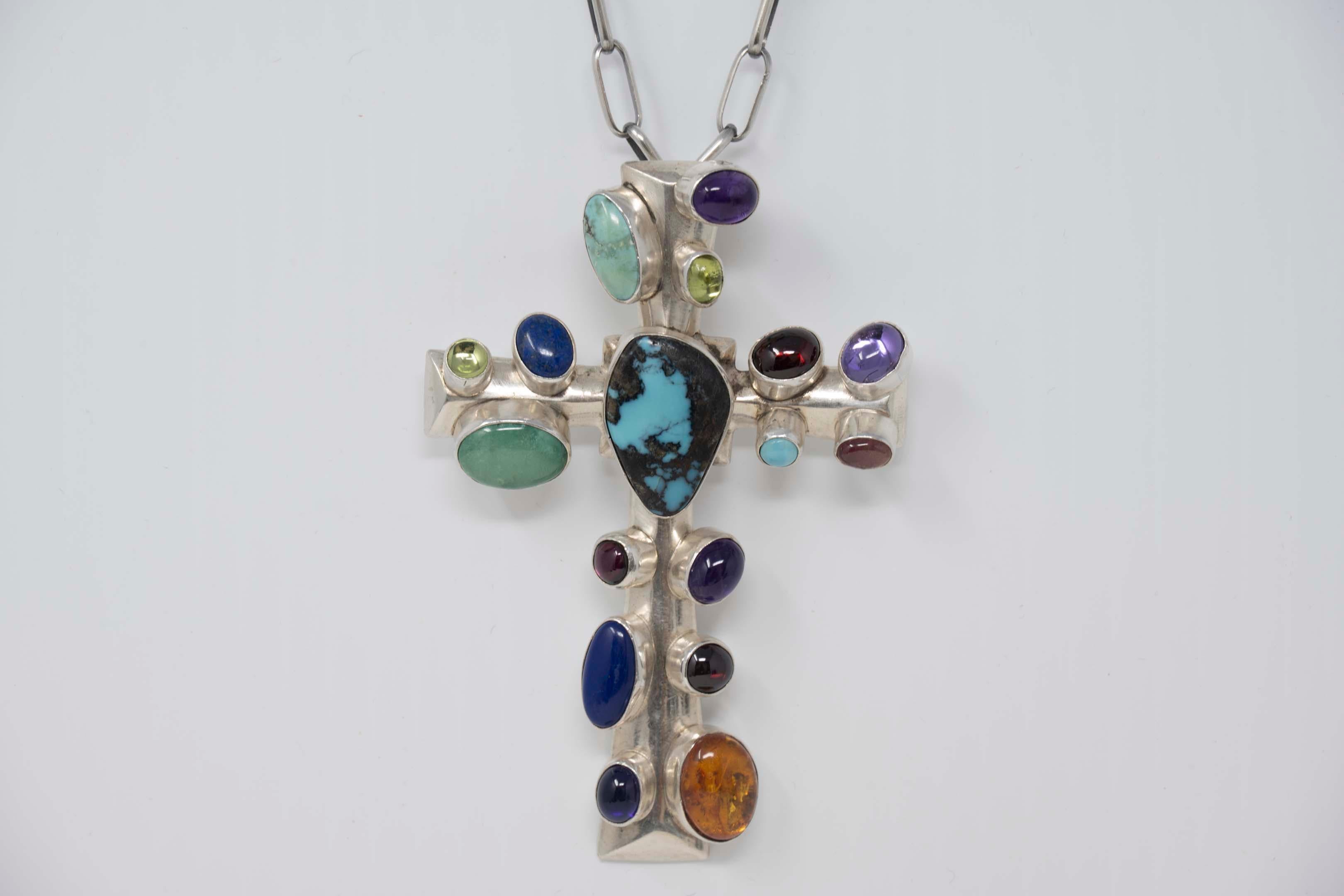 Originale Nakai Navajo in argento sterling e pietre semipreziose con catena. Stampigliato sul retro, sterling Nakai. La catena misura 23 pollici di lunghezza, la croce 3 5/8 pollici x 2 1/3 pollici. In ottime condizioni.

