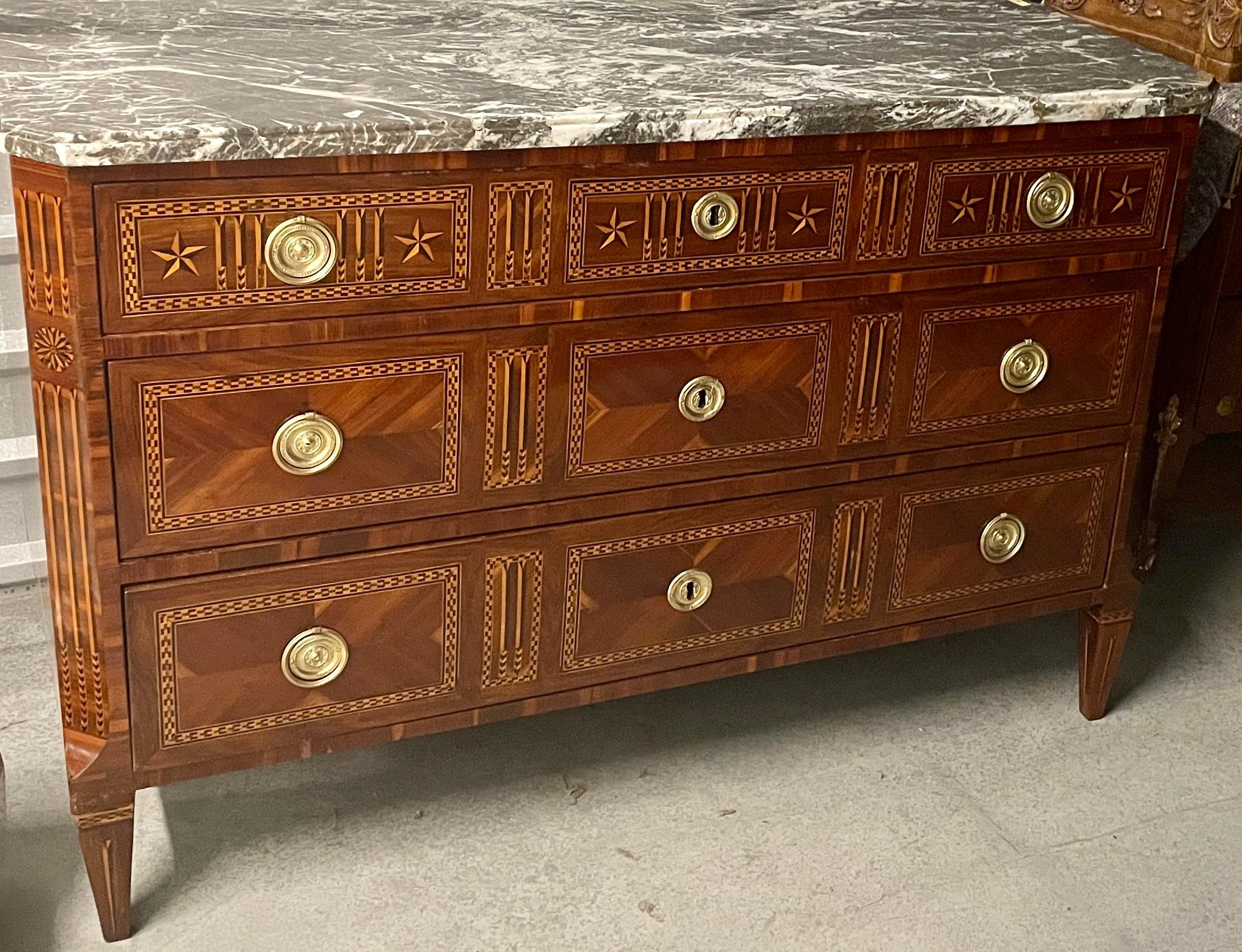 Original neoklassizistische Kommode mit Marmorplatte, Frankreich 1780 (Marketerie) im Angebot