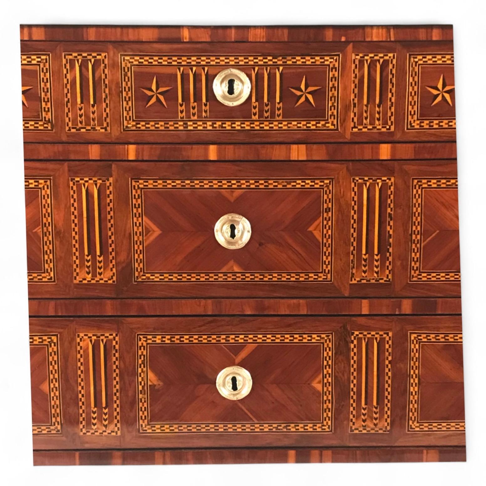 Cassettone neoclassico originale con piano in marmo, Francia, 1780 In condizioni buone in vendita a Belmont, MA