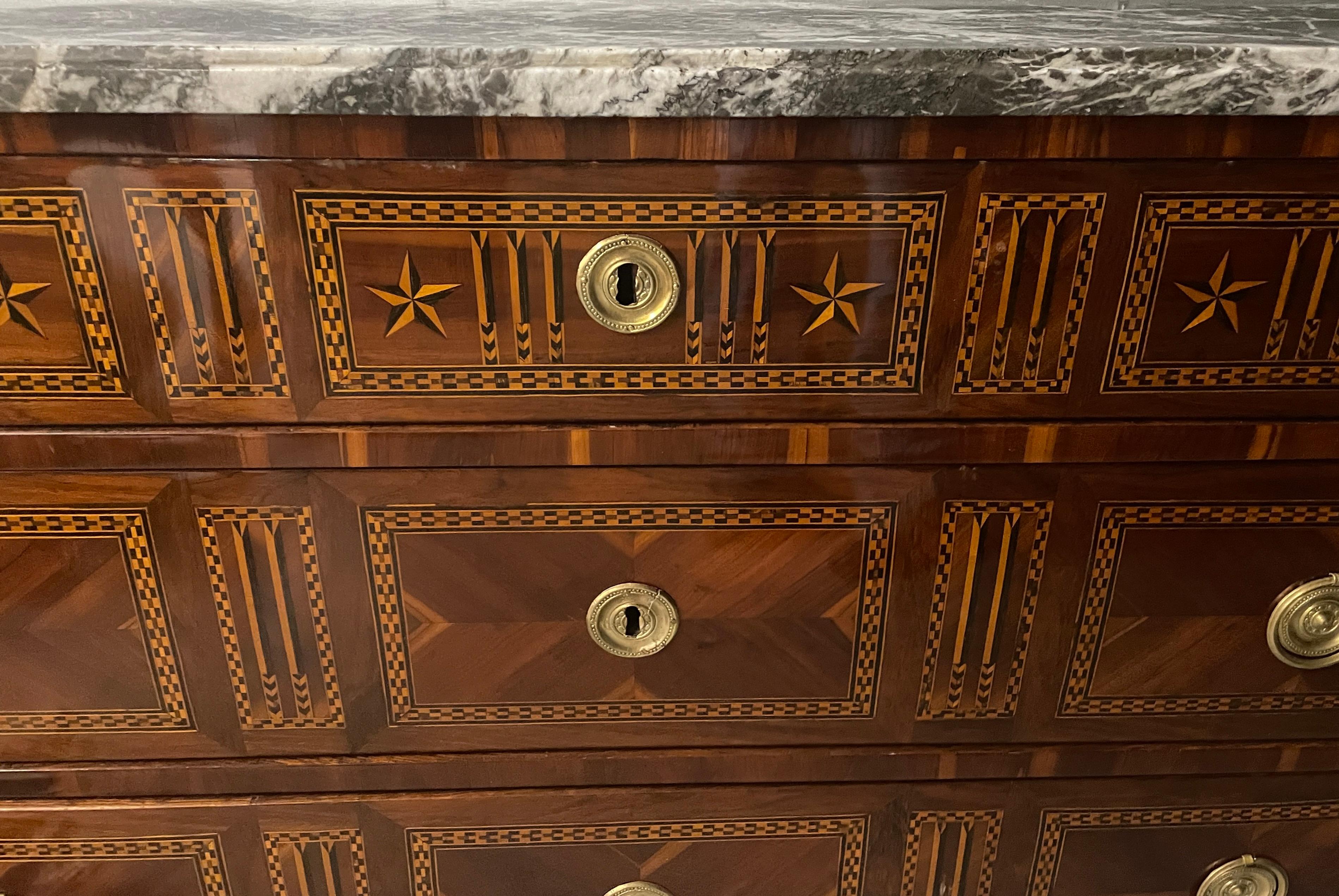 Original neoklassizistische Kommode mit Marmorplatte, Frankreich 1780 im Zustand „Gut“ im Angebot in Belmont, MA
