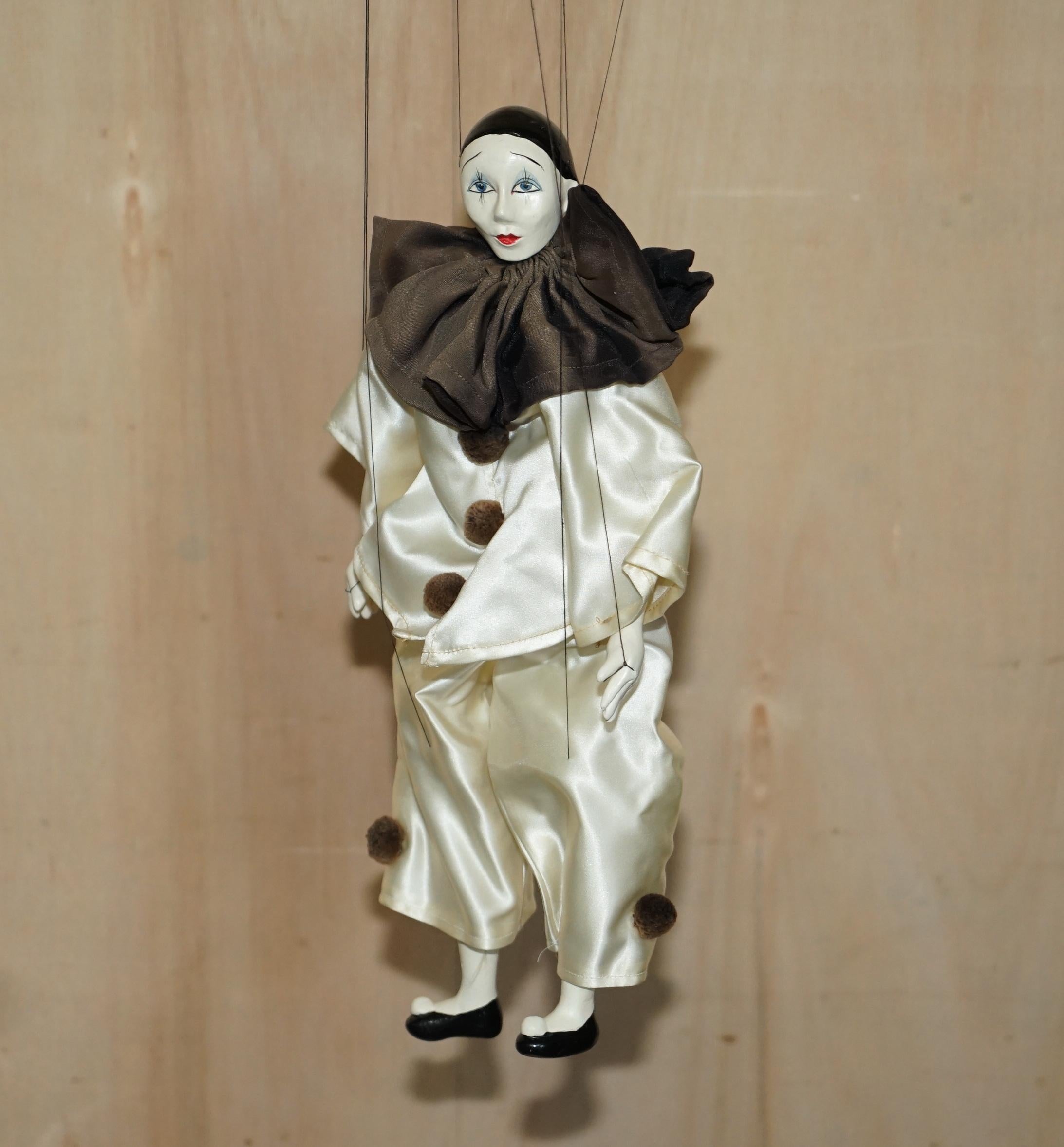 Estamos encantados de poner a la venta esta marioneta de hilo Liberty's London Marionette, muy rara y nueva.

Un ejemplar precioso y de gran tamaño, está 100% nuevo en la caja, data de principios de siglo, hacia 1900-1920

El estado es absolutamente