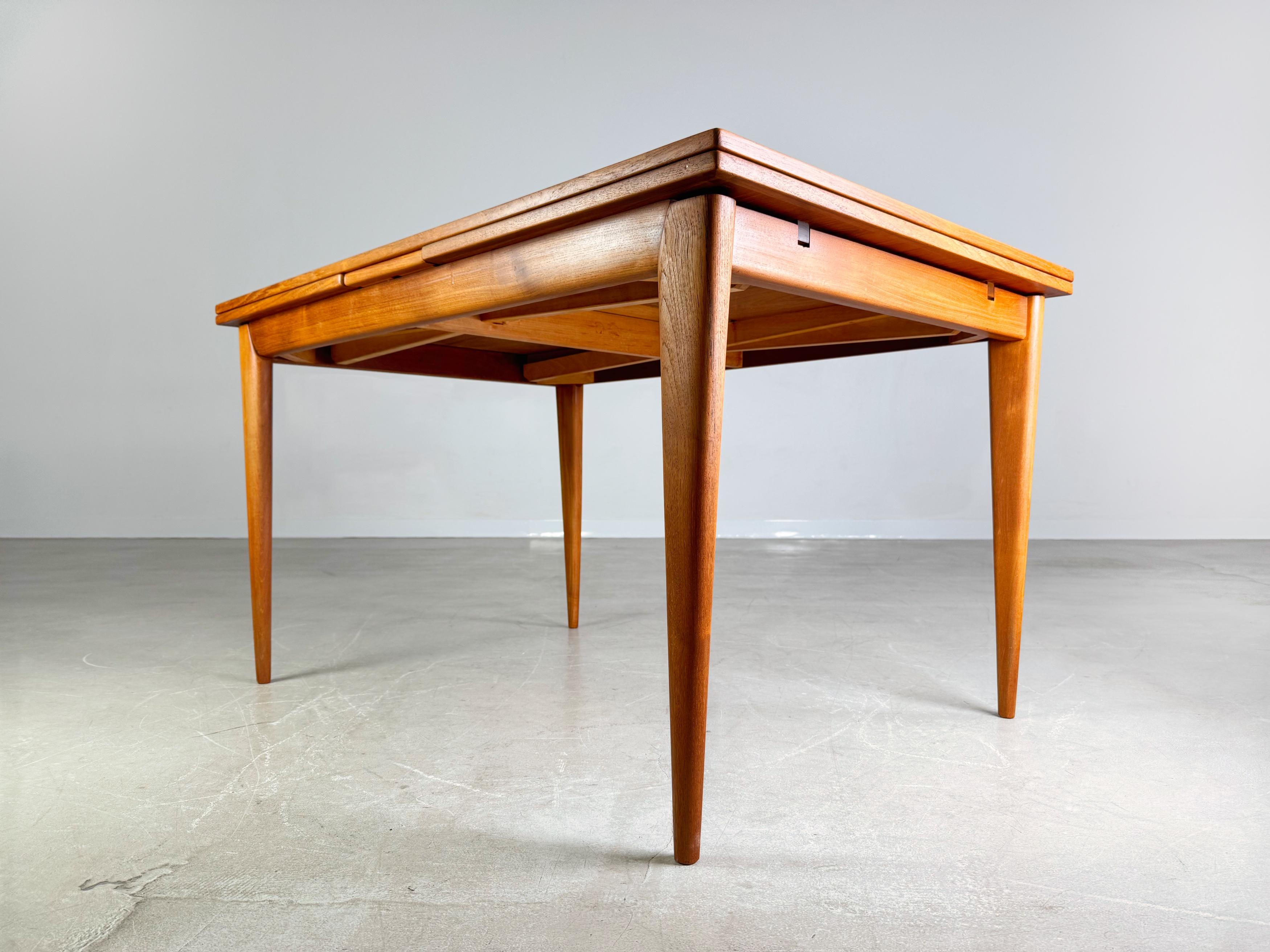 Wir bieten einen wunderschönen originalen Esstisch von J.L. Mollers Mobelfabrik aus den 1960er Jahren zum Verkauf an. Der auf bis zu 236cm ausziehbare Tisch wurde vom bekannten Designer Niels Otto Moller entworfen und in Dänemark hergestellt. Auf