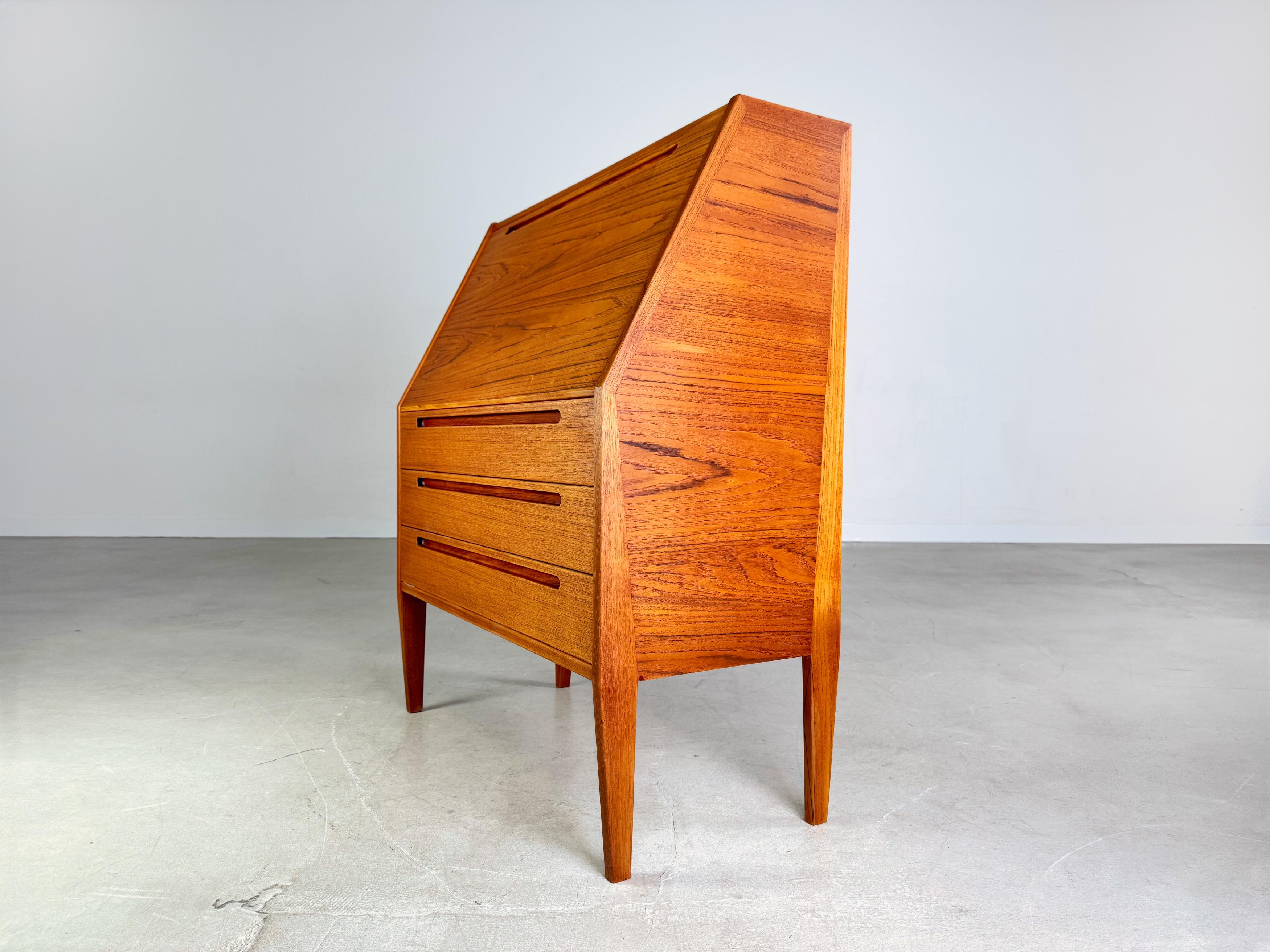 Nous vous proposons un magnifique siège en teck de HJN Mobler à vendre. Le design est l'œuvre de Nils Jonsson et s'est imposé jusqu'à aujourd'hui comme un classique du design grâce à sa grande notoriété. Le produit comprend trois grandes tiges dans