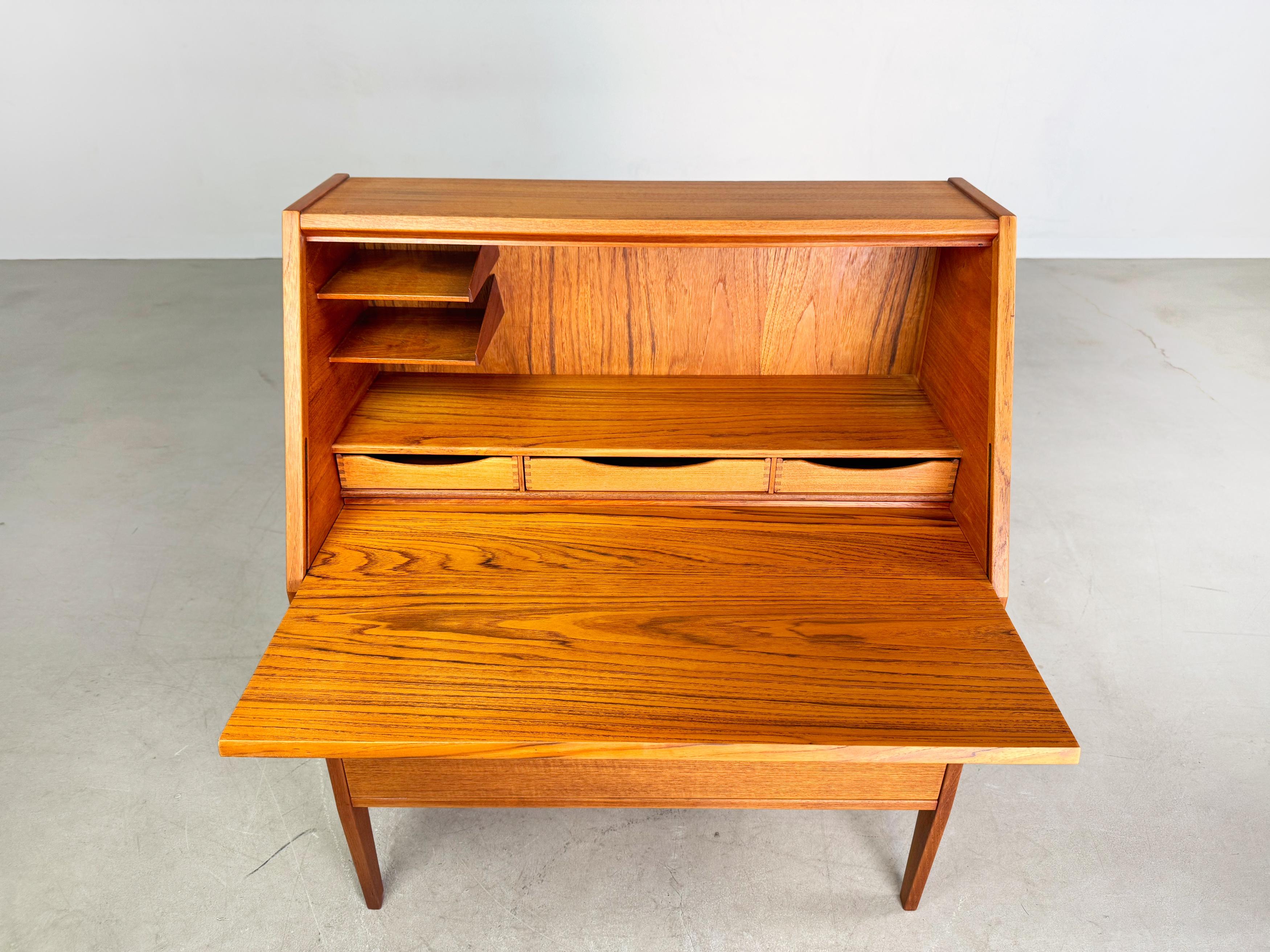 Original Nils Jonsson Sekretär AM Mobler Midcentury Teck danish Excellent état - En vente à Berlin, DE