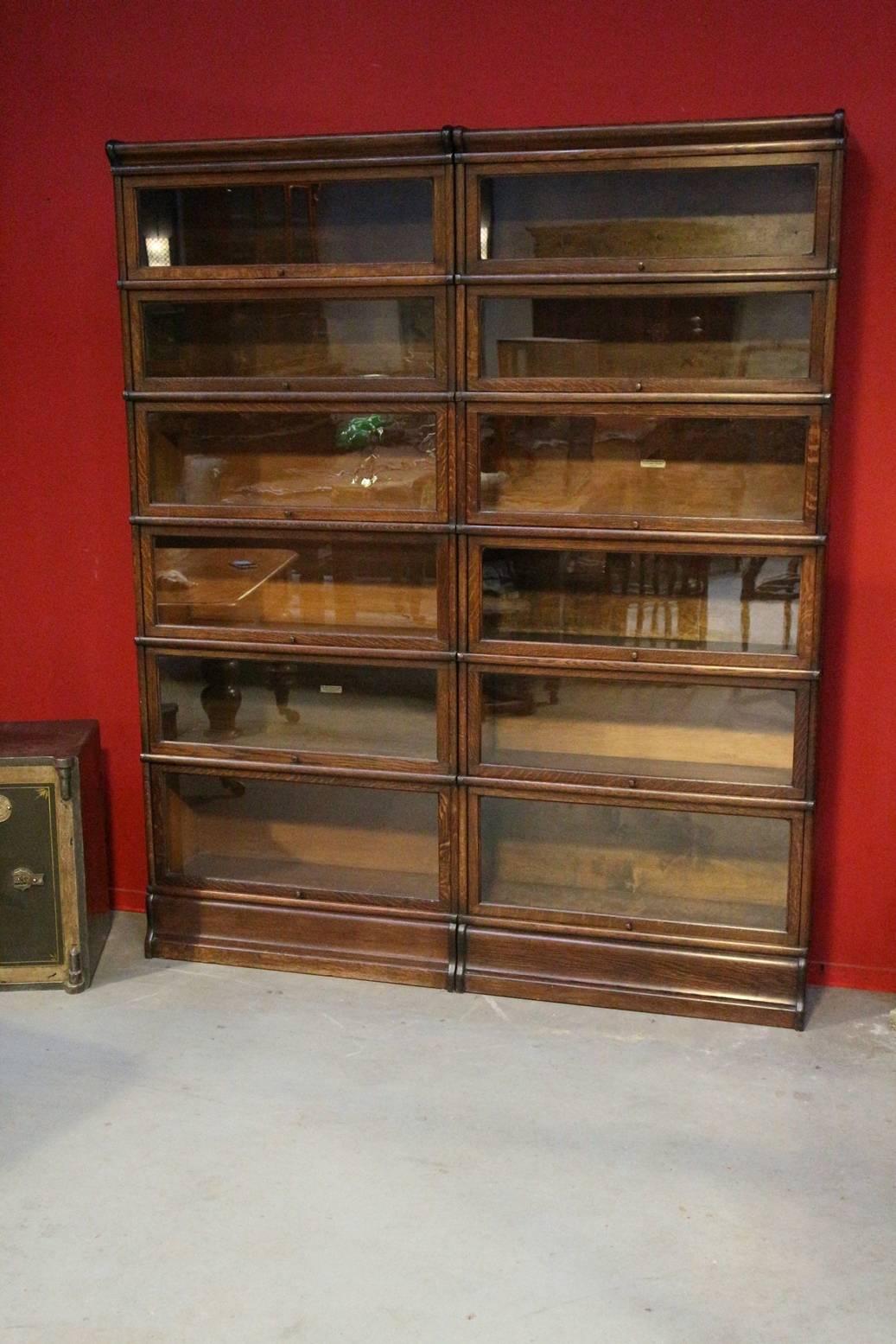 Antique oak globe Wernicke bookcase in very good condition.
The cabinet consists of two rows of six stackable parts.

Origin: England
Period: circa 1895-1910
Size: W 173cm, D 29cm, H 209cm.
 
