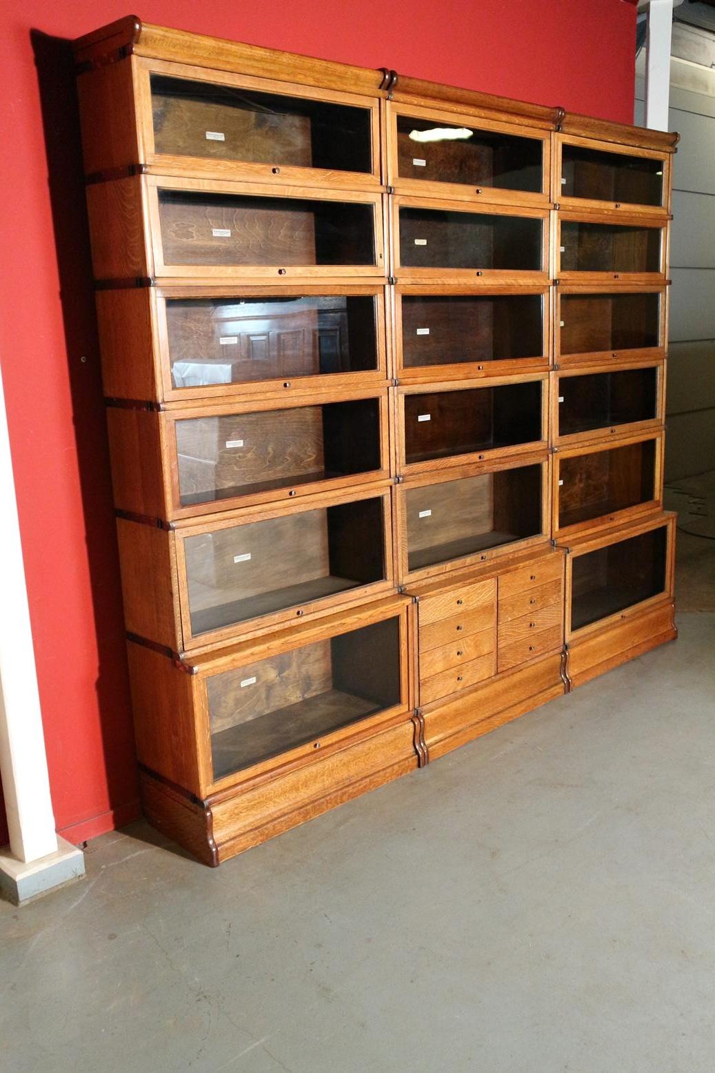Beautiful oak Globe Wernicke bookcase in perfect condition. Light warm color. Bottom part is deeper. Cabinet consists of 18 stackable parts, 3 feet and 3 hoods. 1 Part equipped with 8 drawers

Origin: England, London.

Period: 1895-1910

Size: