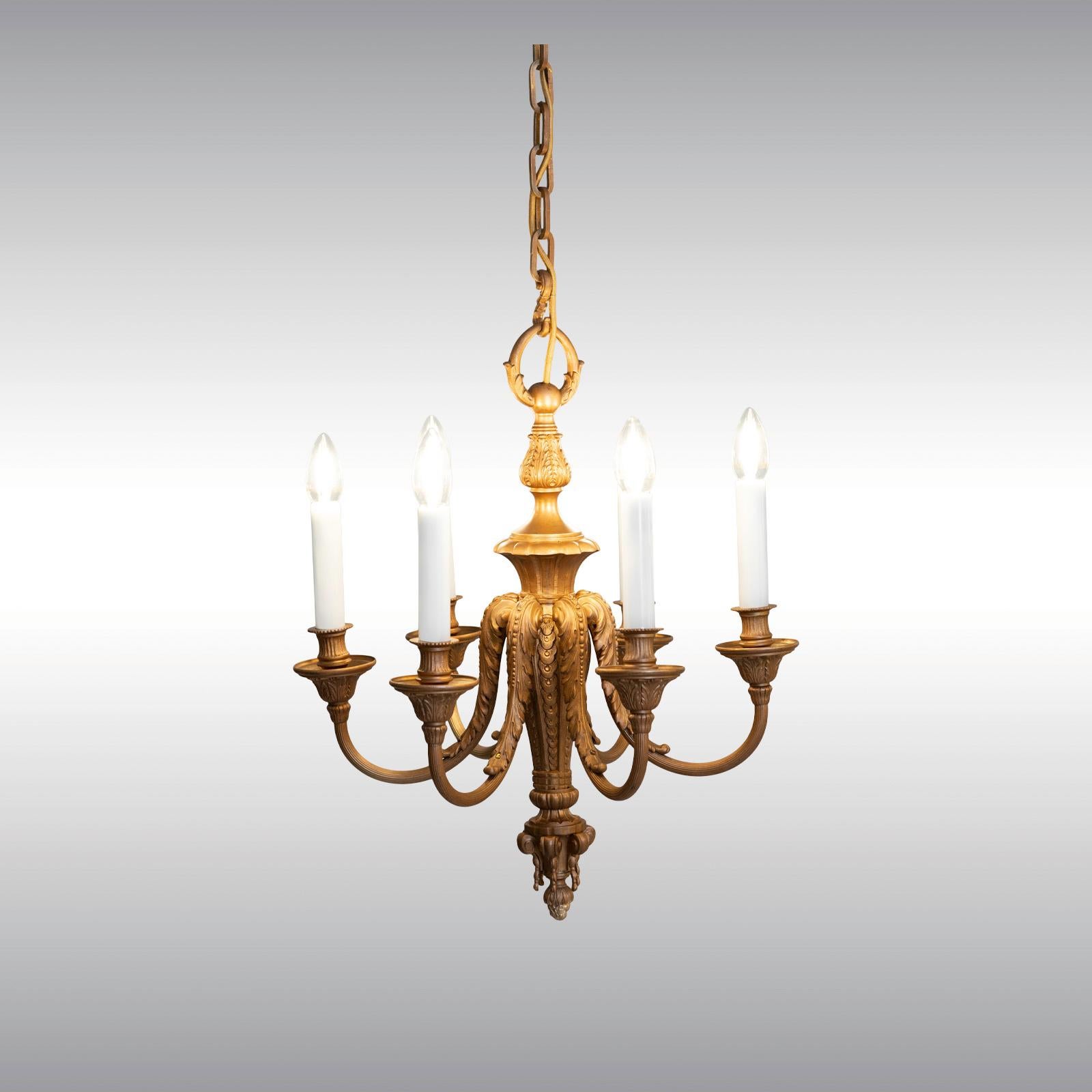 Elaborato lampadario storico, parti in ottone fuso, ornamenti cesellati, l'altezza è solo il corpo, senza catena.

Adatto agli Stati Uniti
Goccia totale personalizzata