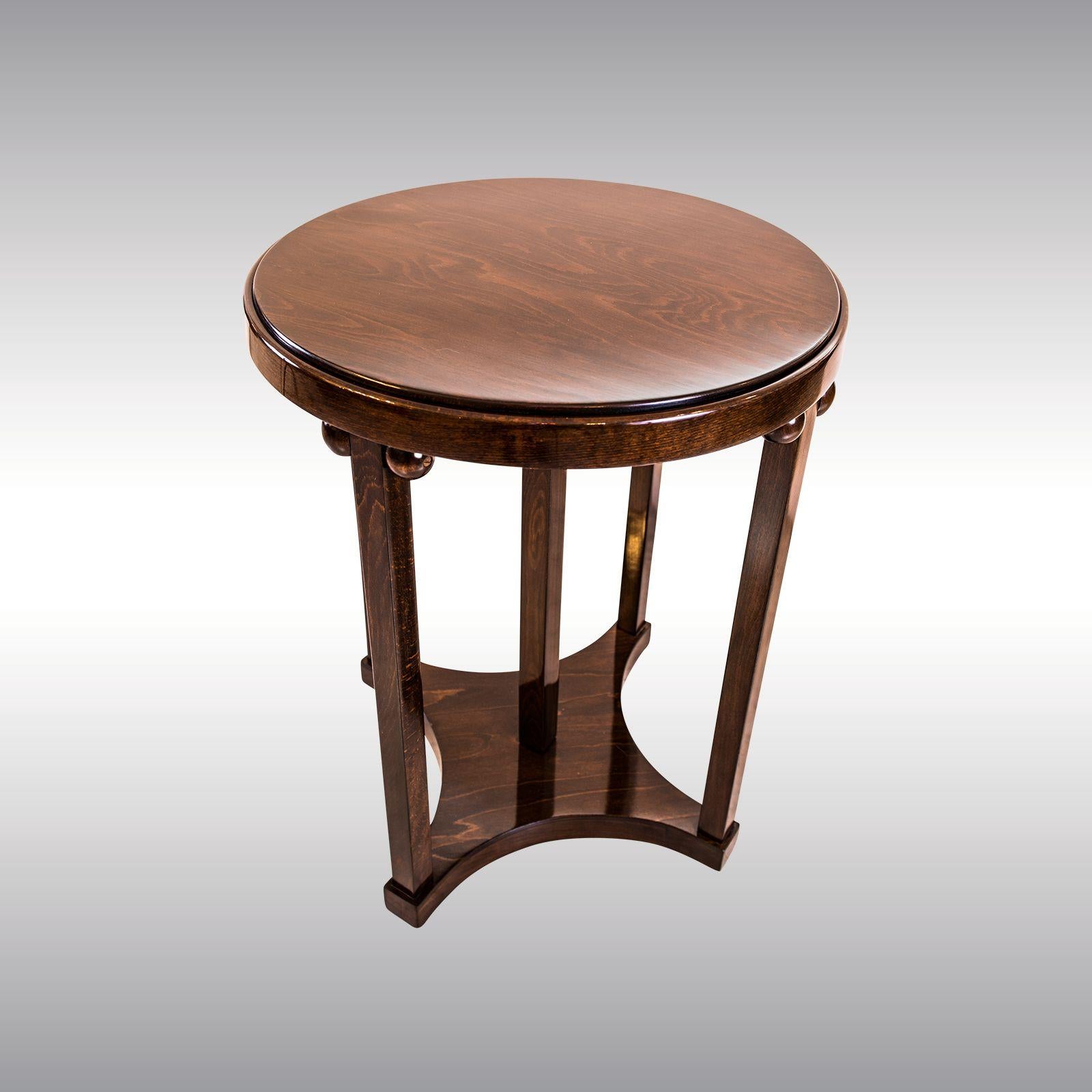 Pequeña mesa de centro de Josef Hoffmann de 1905 fabricada por J&J Kohn en madera de haya.