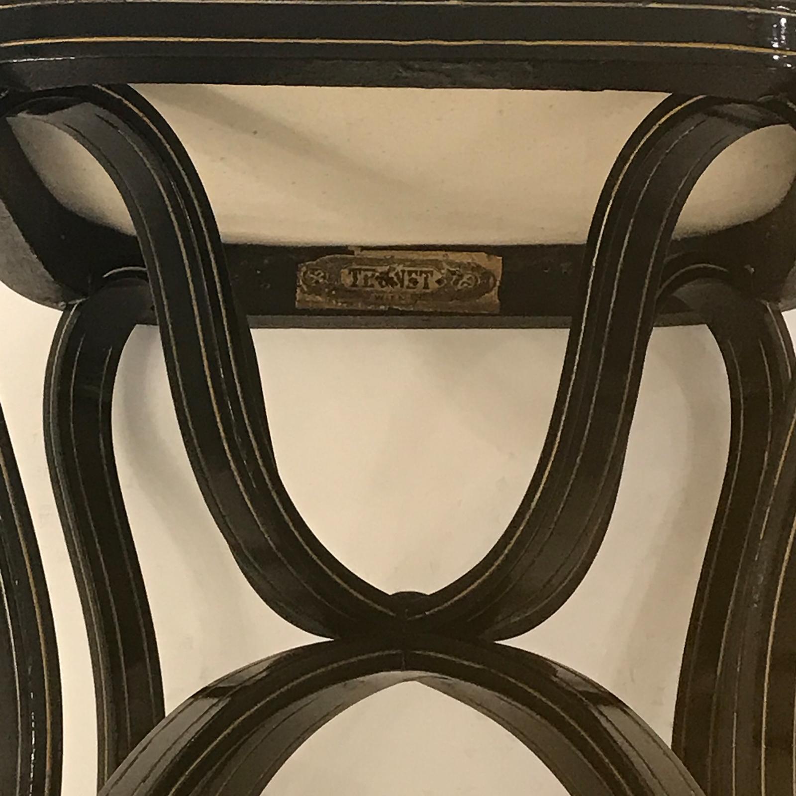 Merveilleux et rare tabouret Thonet, déjà publié dans le catalogue Thonet de 1888 à la page 23 en tant que Salon-Stockerl Nr 5 zum Polstern.
Matériau

Bois de hêtre teinté noir avec encoches dorées.