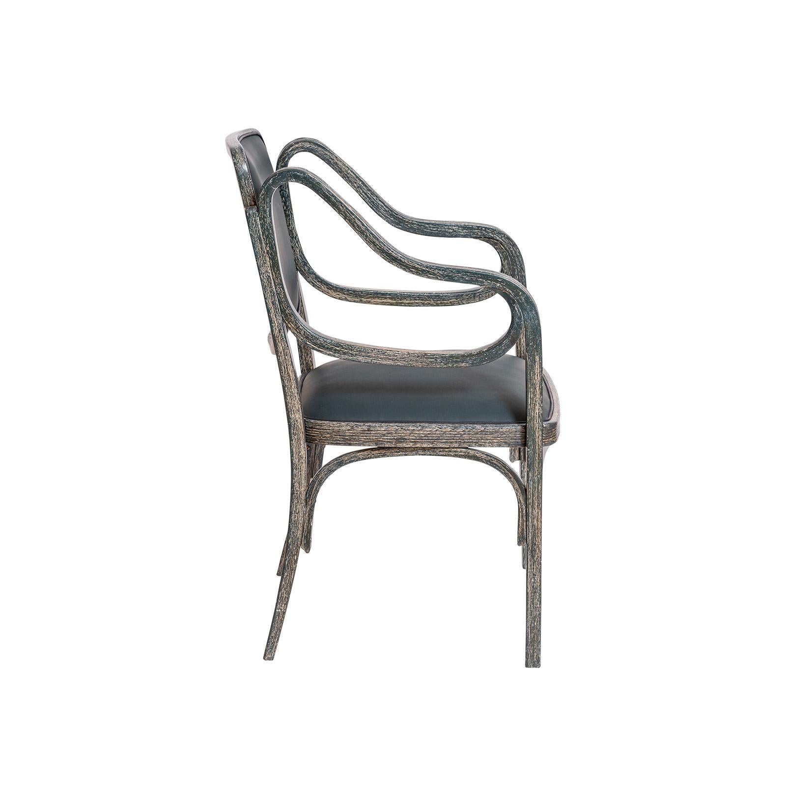 Als Pionier und Meister der Moderne nutzte Otto Wagner die damals recht neue Technik des Holzbiegens für seine Möbelentwürfe.
Der Entwurf für diesen Sessel stammt aus dem Jahr 1901. Dieser Stuhl wurde um 1906 bei Mundus hergestellt. Besonders die