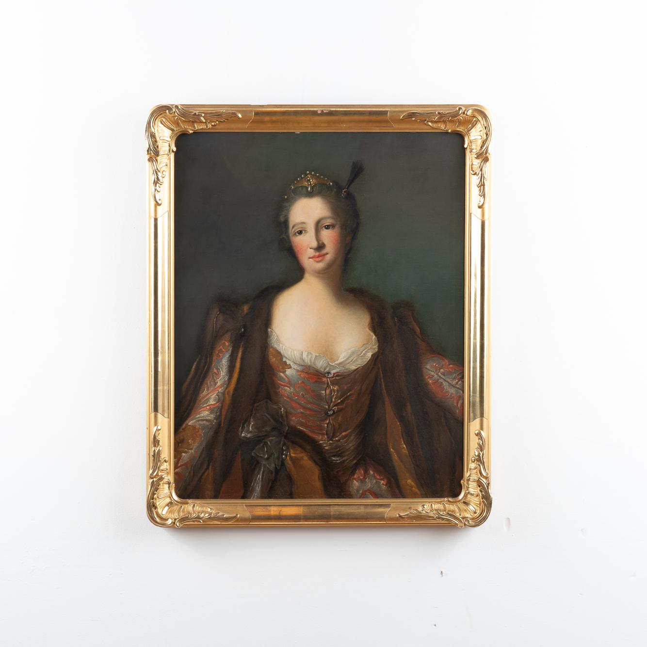 Un ritratto originale ad olio su tela della marchesa de Broglie (1718-1777). Il ritratto originale di Jean-Marc Nattier (1685-1766) si trova al Museo Nazionale di Stoccolma, mentre questa riproduzione è stata dipinta da Albert Zetterberg nel