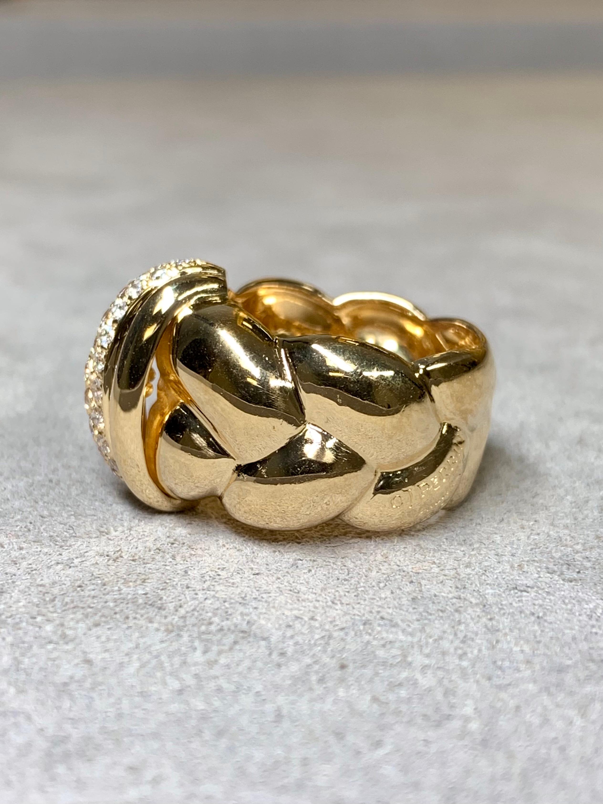 
Eine elegante und originelle französische Kreation von O.J. Dieser kühne und skulpturale Ring von Perrin verkörpert die zeitlose Raffinesse des Pariser Designs. Das breite, geflochtene Seilmotiv aus 18 Karat Gelbgold wird von einer zentralen Säule