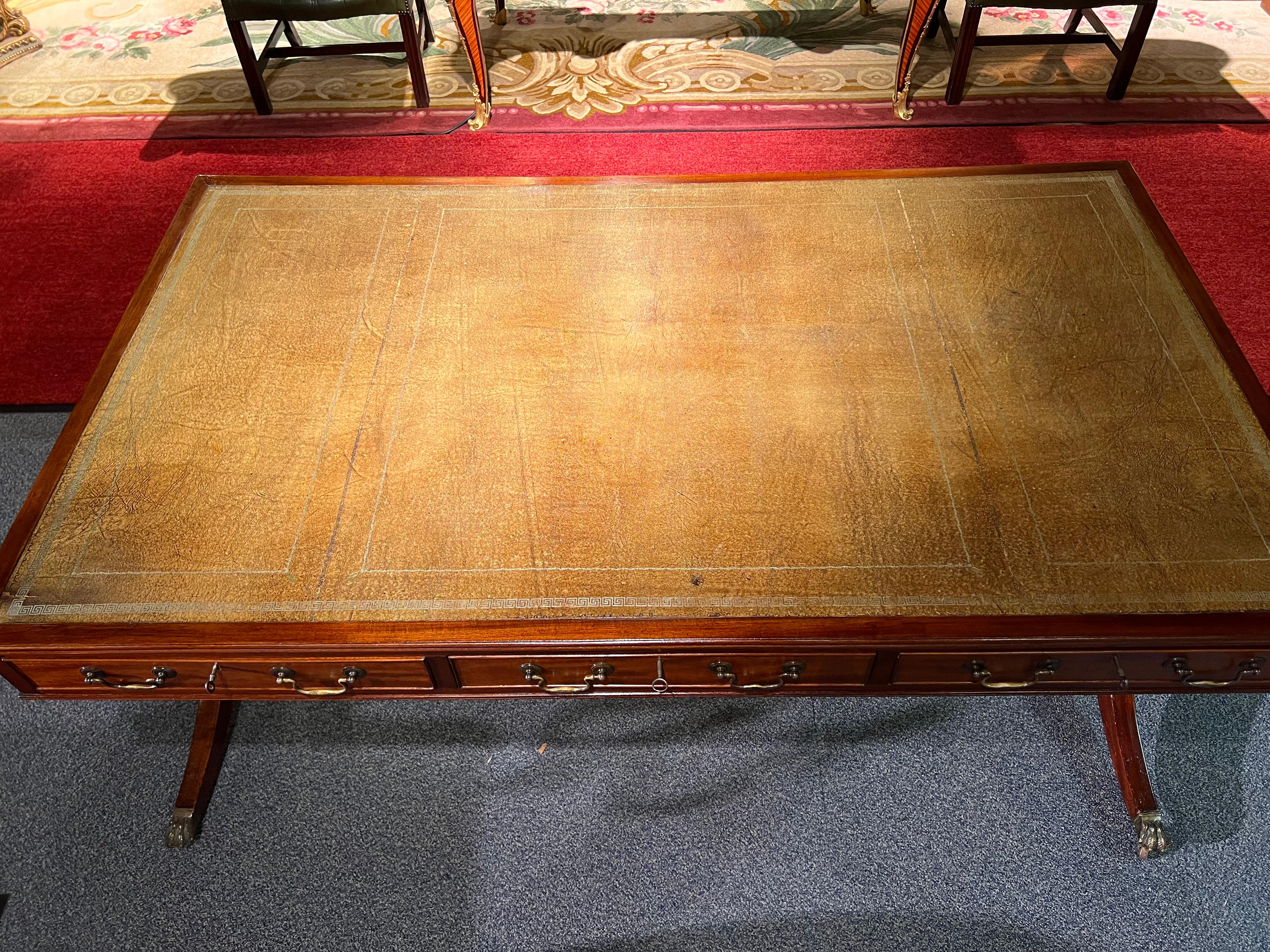 Original Old English Mahogany Desk / Writing Table In Good Condition For Sale In Berlin, DE
