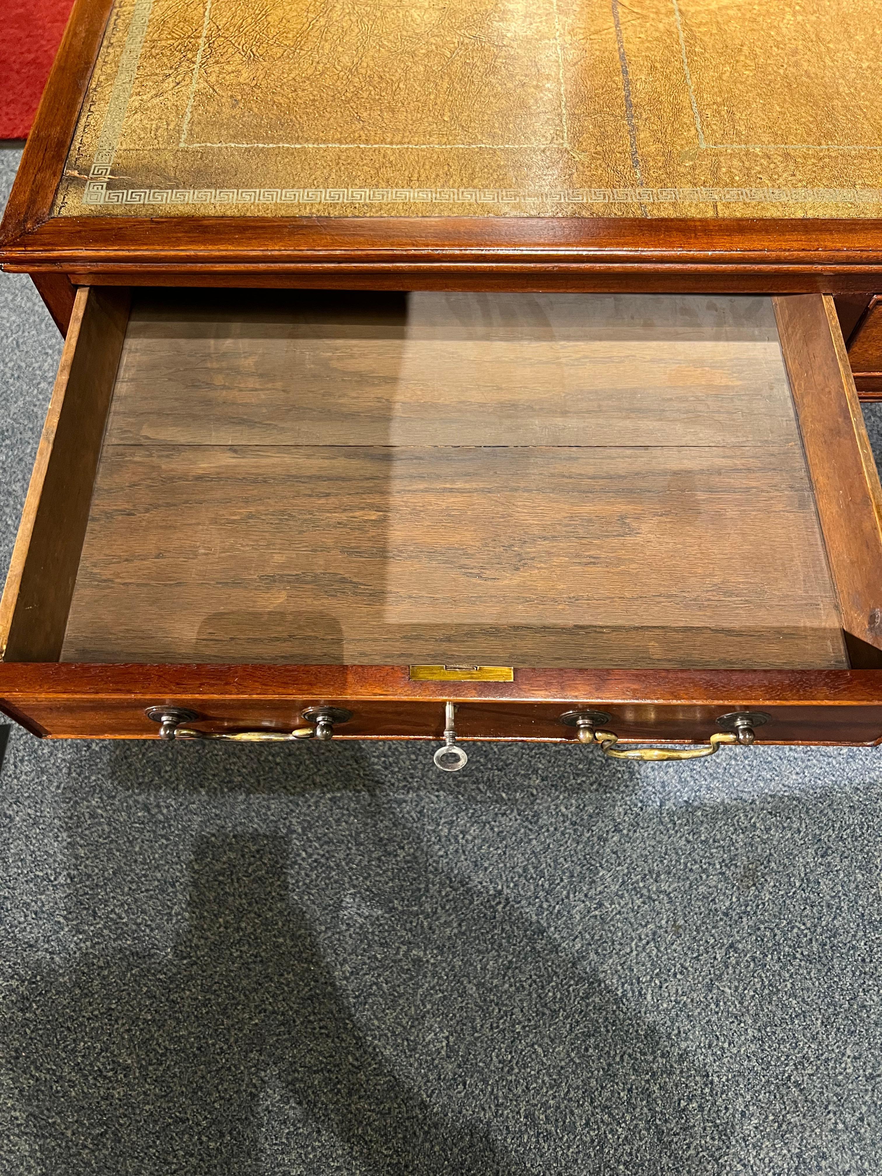 Originaler alter englischer Mahagoni-Schreibtisch / Schreibtisch (Chesterfield) im Angebot