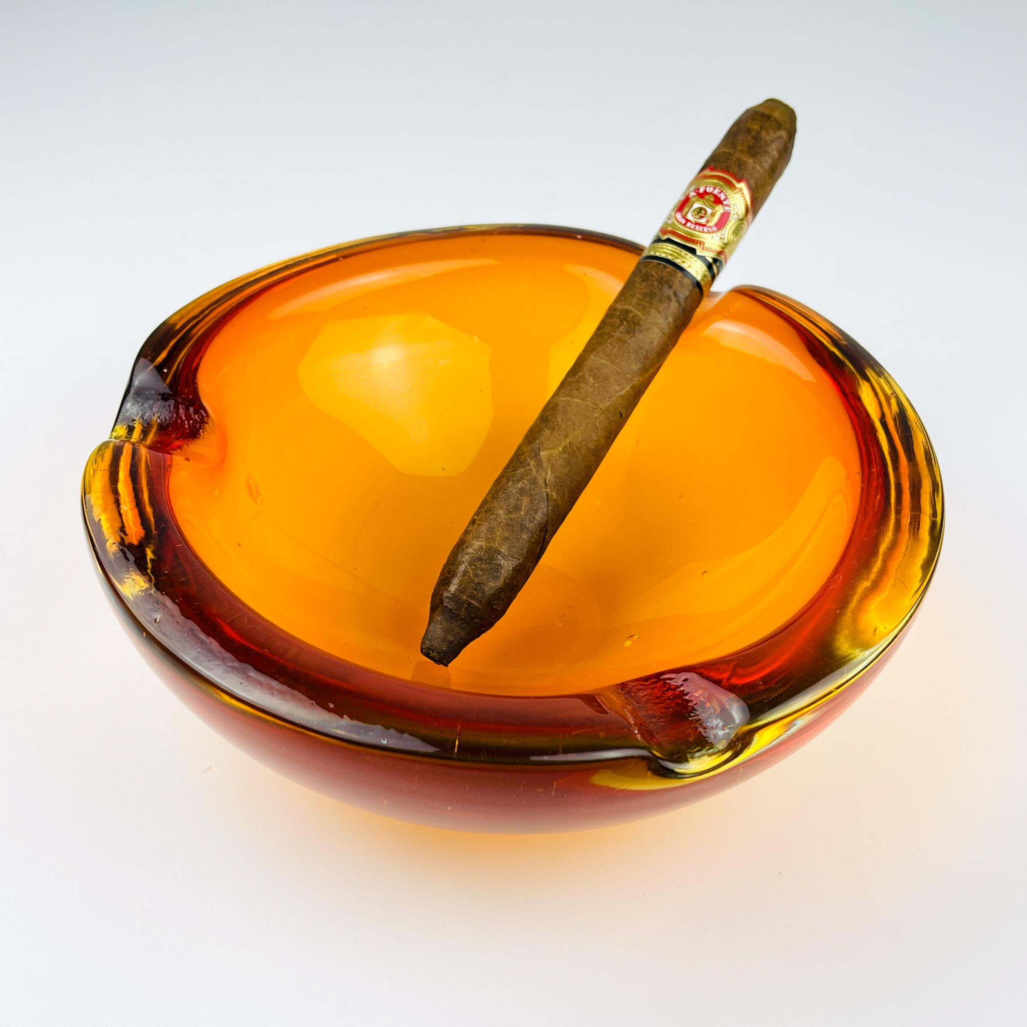 Large vintage Murano glass ashtray made in Italy in the 1970s.

The bowl is in good vintage condition. There is some minor damage (please see the photo).

Dimensions:
Width: 18.5 cm / 7.28 inches
Height: 7 cm / 2.75 inches
Weight: 1875 g

We offer a