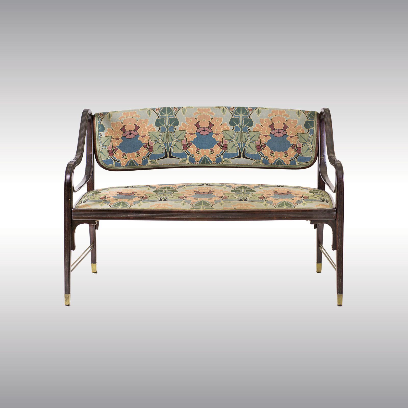 In qualità di pioniere e maestro del moderno, Otto Wagner sfruttò la tecnica, allora piuttosto nuova, della curvatura del legno per i suoi progetti di arredamento.
Occasionalmente questi mobili sono attribuiti anche a Koloman Moser.
Il design di