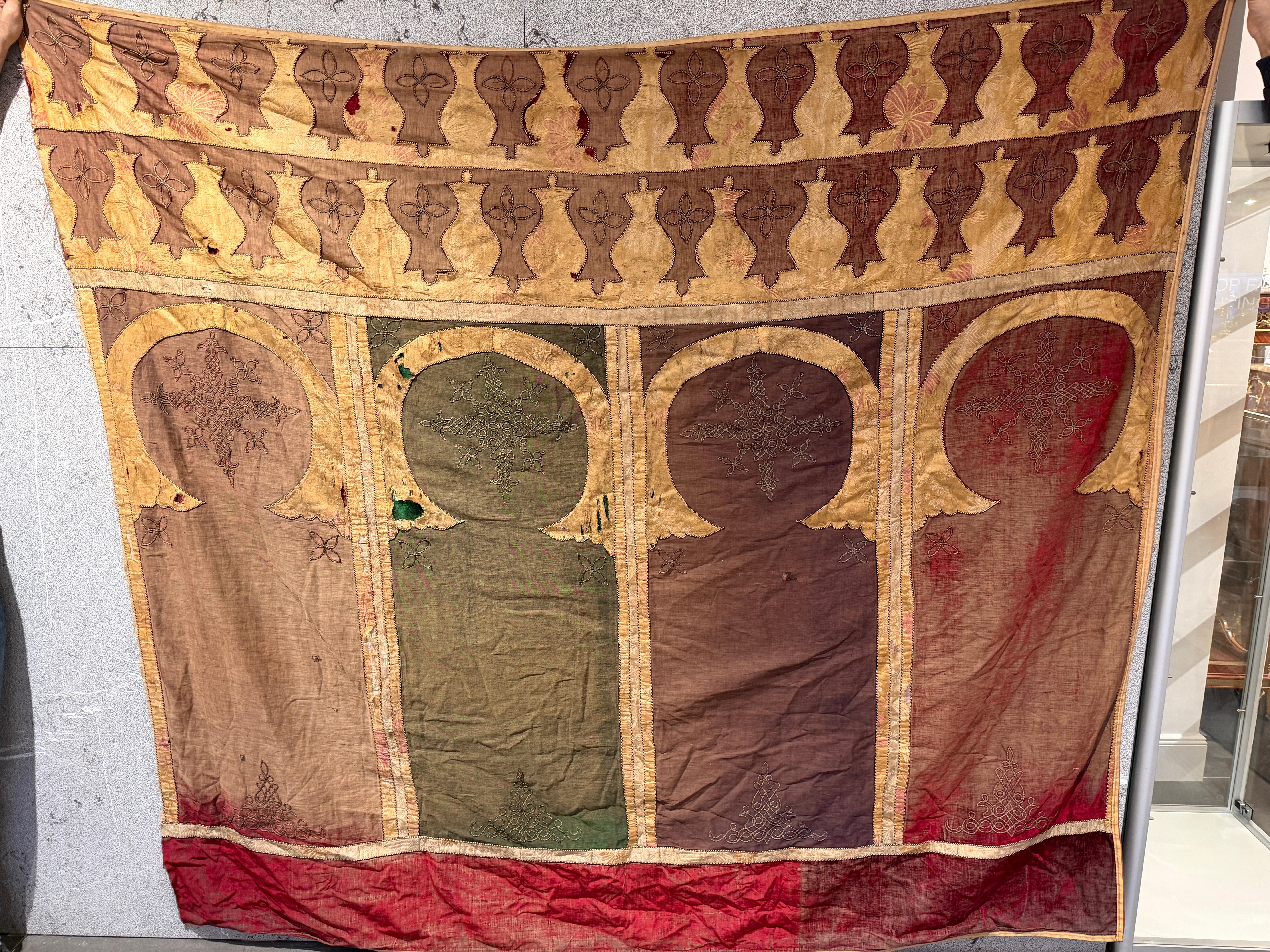 Questo raro copriletto ricamato ottomano del 1880 circa è un notevole tessuto sopravvissuto che riflette l'opulenza, il simbolismo e la sensibilità artistica dell'artigianato turco tardo-imperiale. Il suo design è formato da una sequenza di motivi