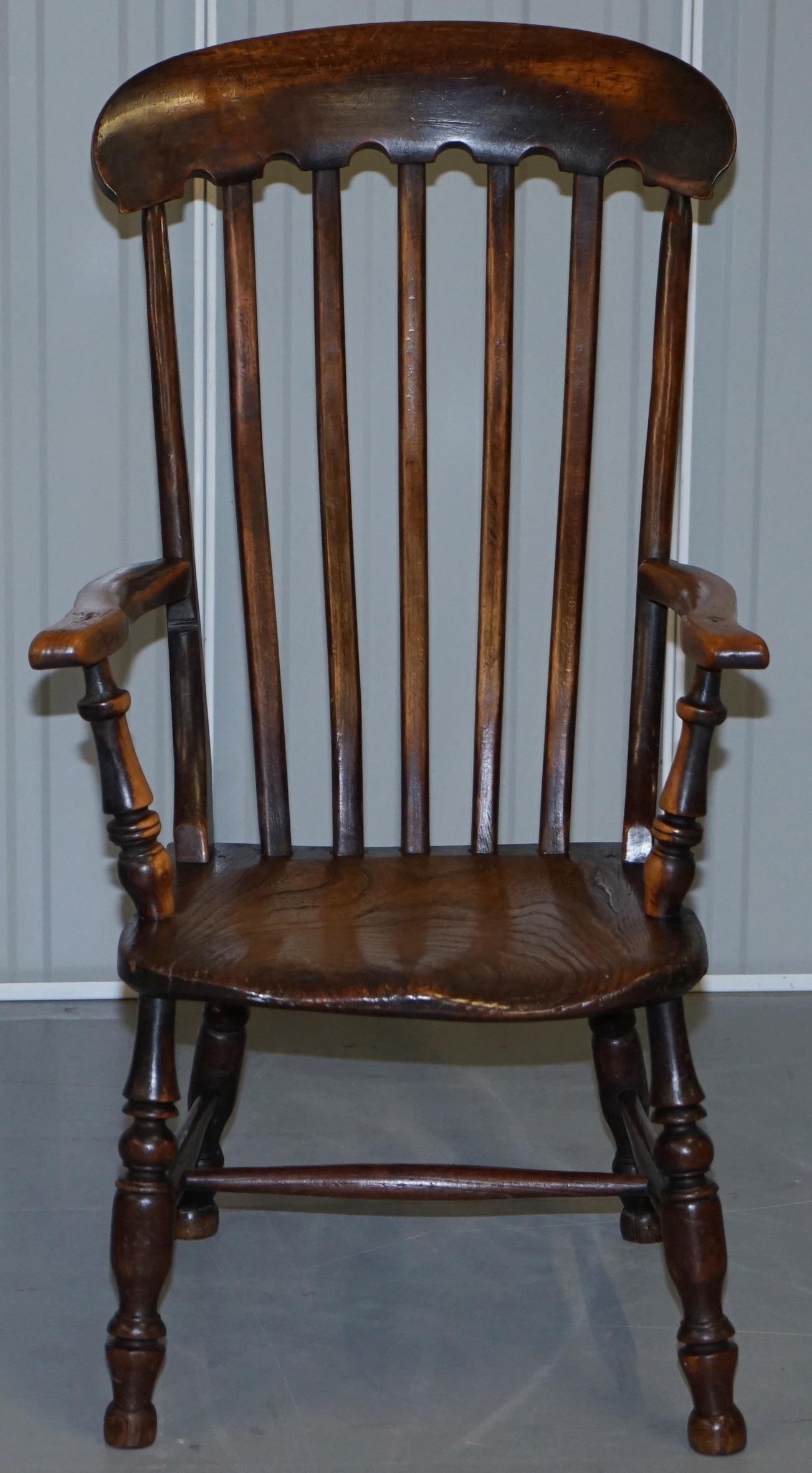 Wir freuen uns, diesen herrlichen Elm Thames Valley Windsor Sessel aus dem 19. Jahrhundert mit Originallackierung zum Verkauf anbieten zu können.

Ein sehr begehrter, gut verarbeiteter und dekorativer Sessel aus traditionellem Ulmenholz. Es