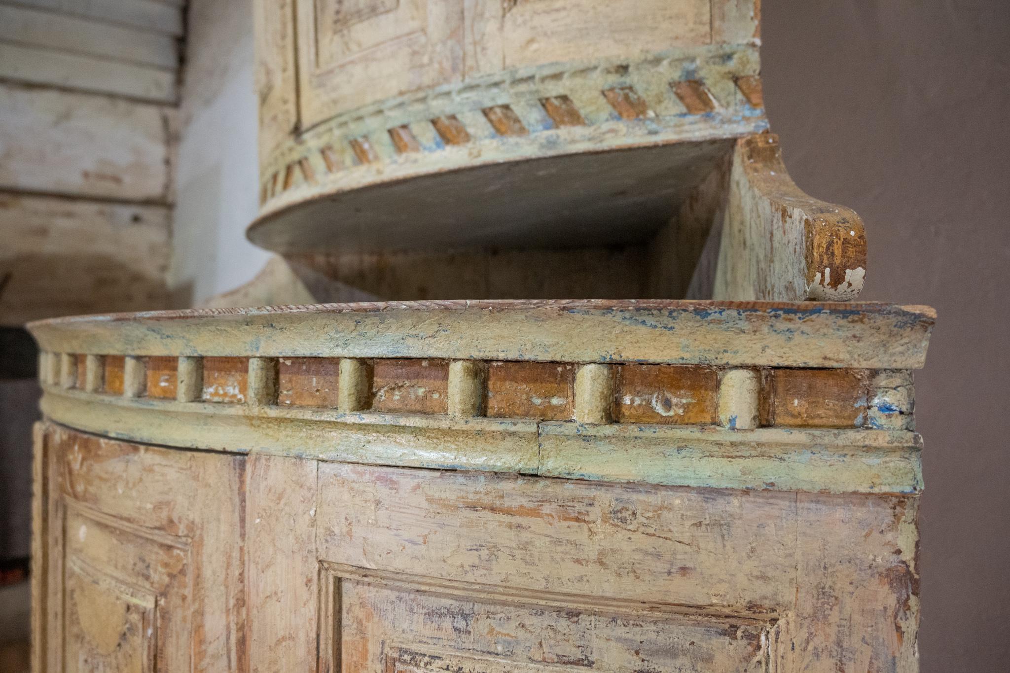 An 18th Century Dry Scraped Swedish Painted Gustavian Corner Cupboard - Cabinet For Sale 4