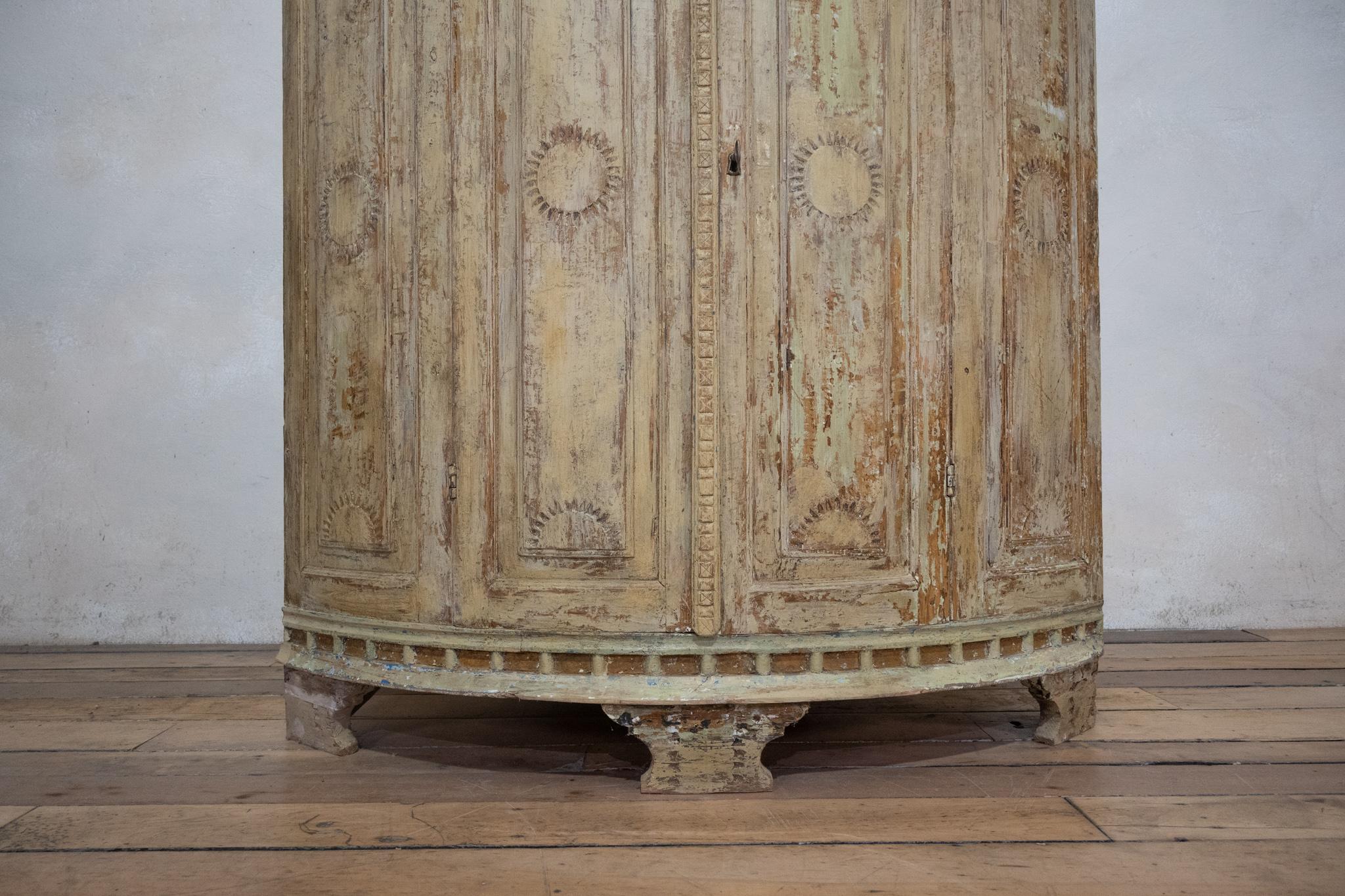 An 18th Century Dry Scraped Swedish Painted Gustavian Corner Cupboard - Cabinet For Sale 8