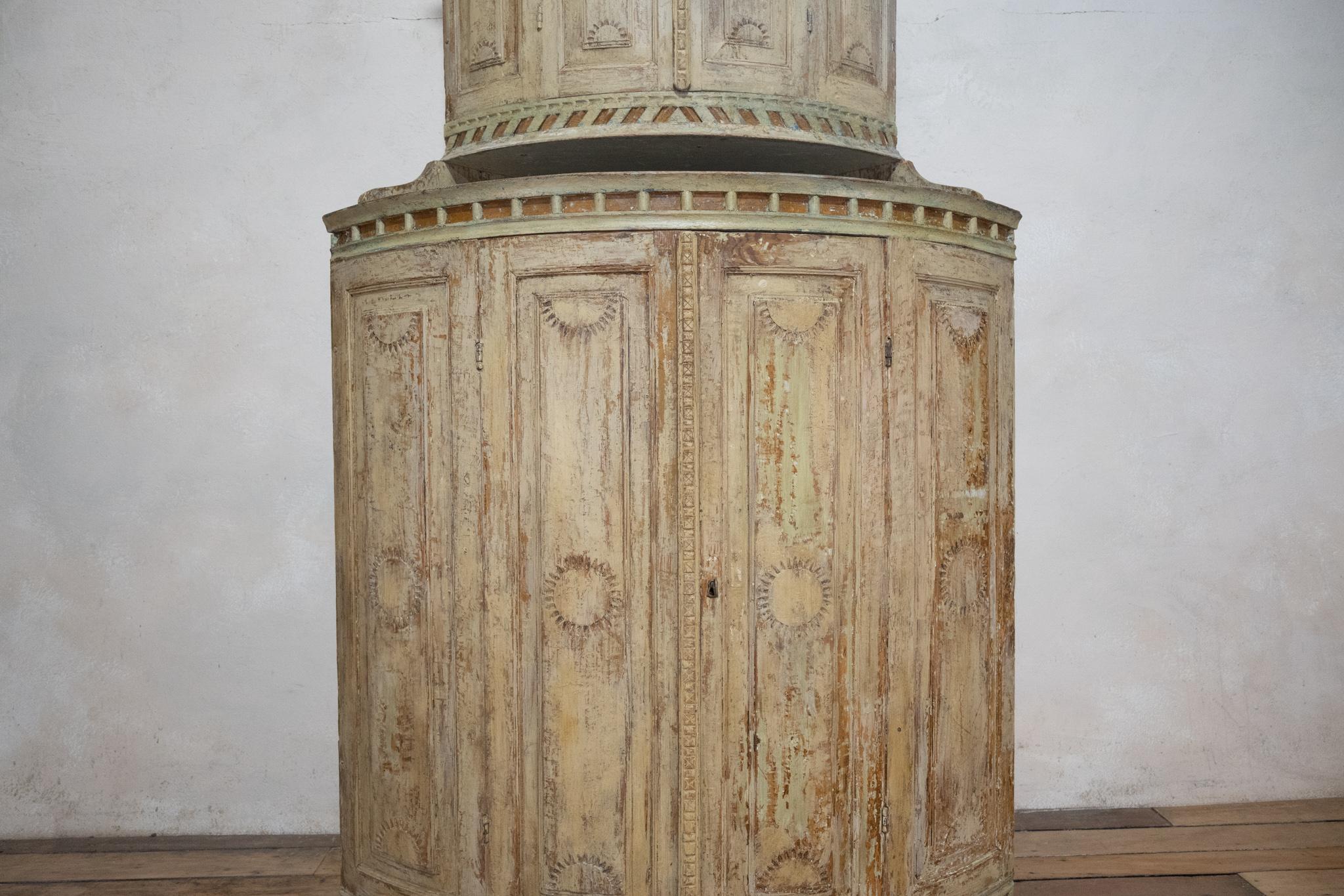 An 18th Century Dry Scraped Swedish Painted Gustavian Corner Cupboard - Cabinet For Sale 9