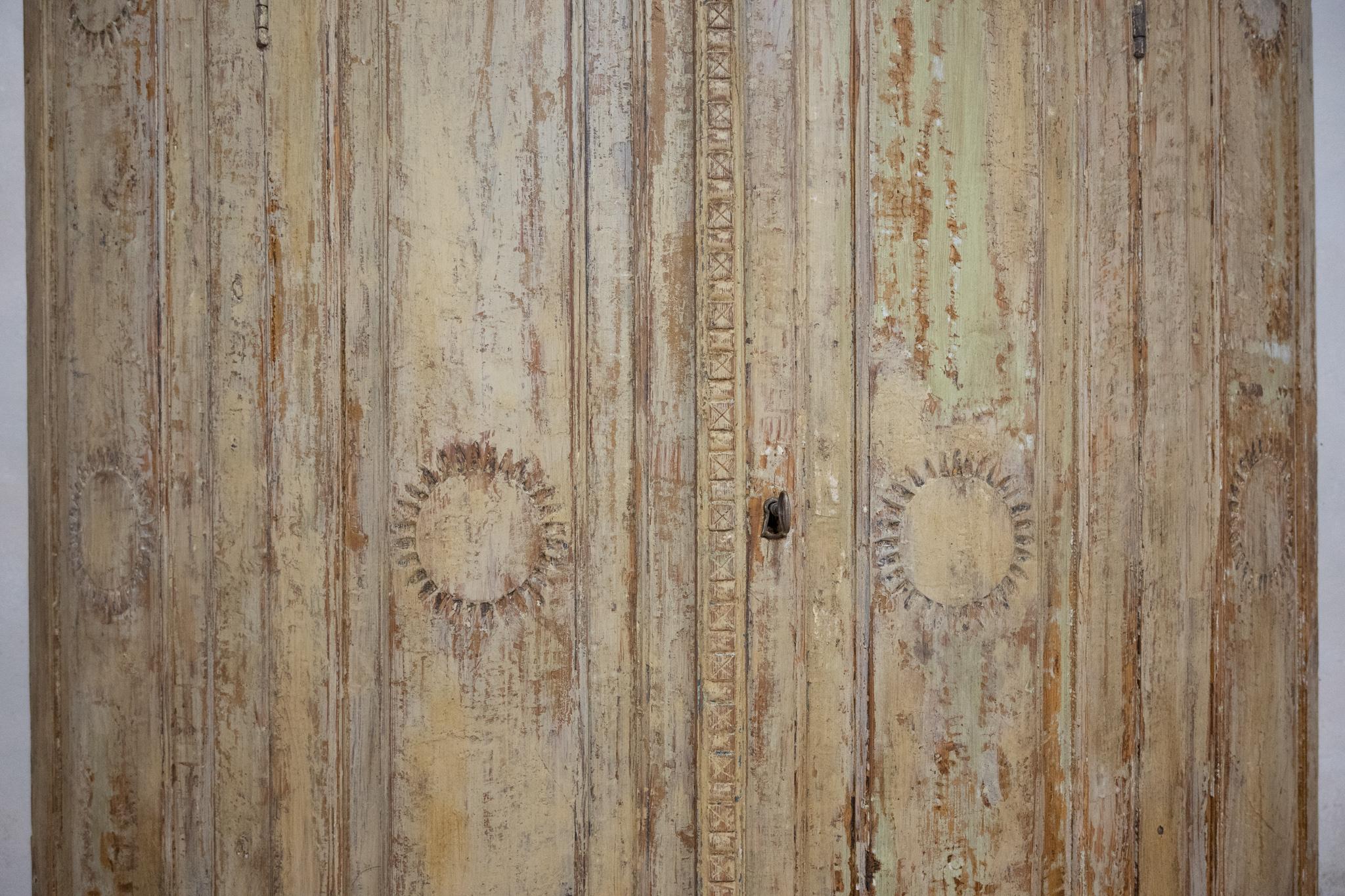 An 18th Century Dry Scraped Swedish Painted Gustavian Corner Cupboard - Cabinet For Sale 10