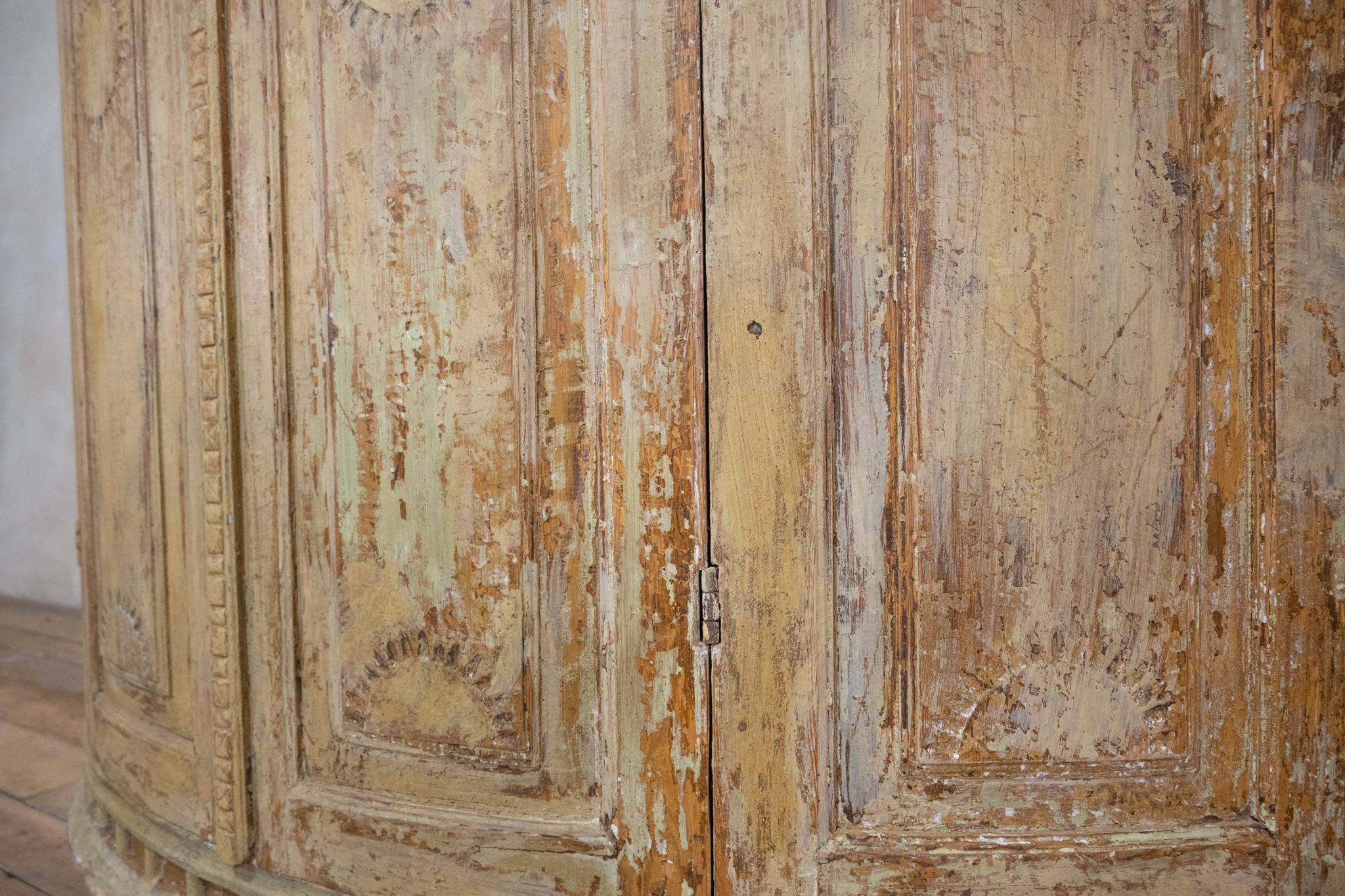 An 18th Century Dry Scraped Swedish Painted Gustavian Corner Cupboard - Cabinet For Sale 12