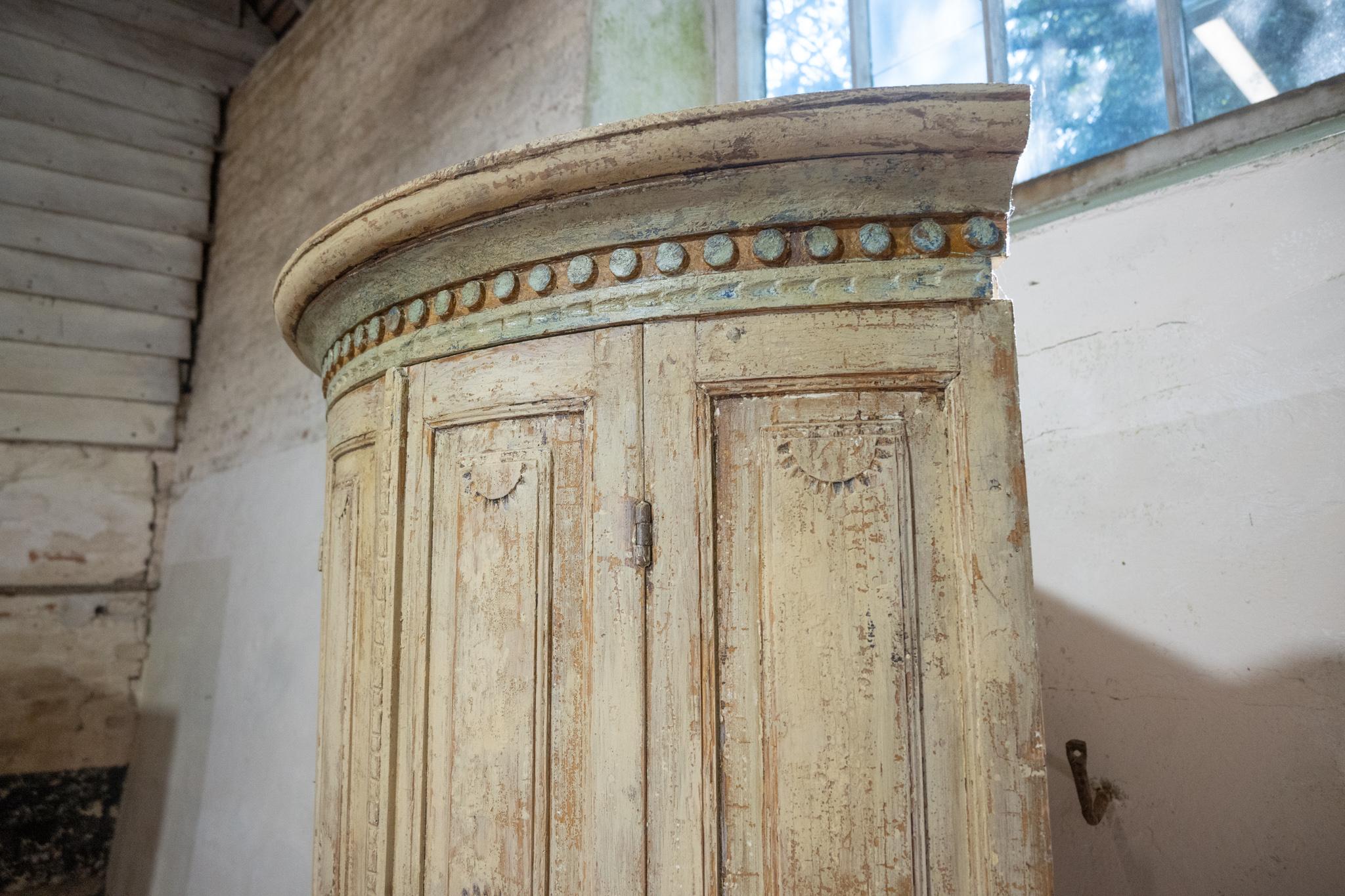 An 18th Century Dry Scraped Swedish Painted Gustavian Corner Cupboard - Cabinet For Sale 3