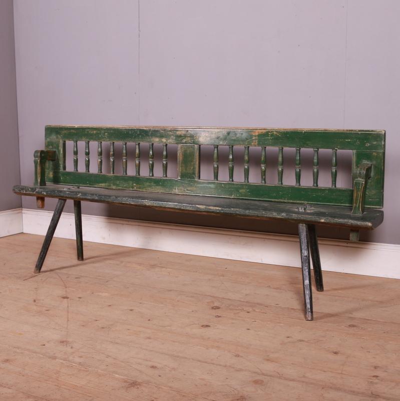 Bon banc de règlement peint d'origine autrichienne du début du 19e siècle. 1820.

Mesure : La hauteur du siège est de 17.5