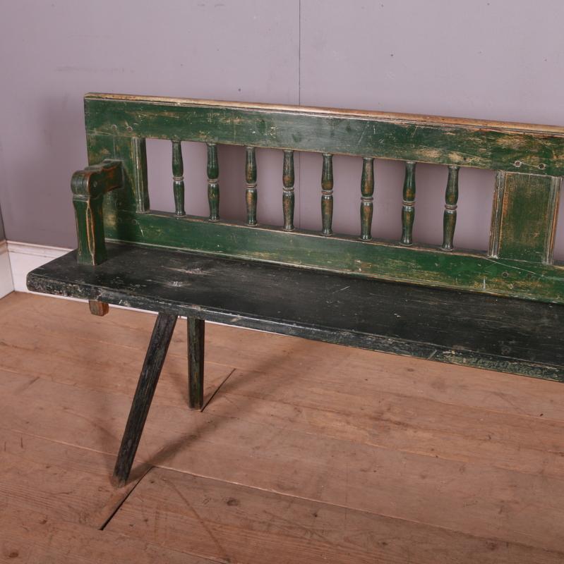 Original Painted Austrian Settle In Good Condition For Sale In Leamington Spa, Warwickshire