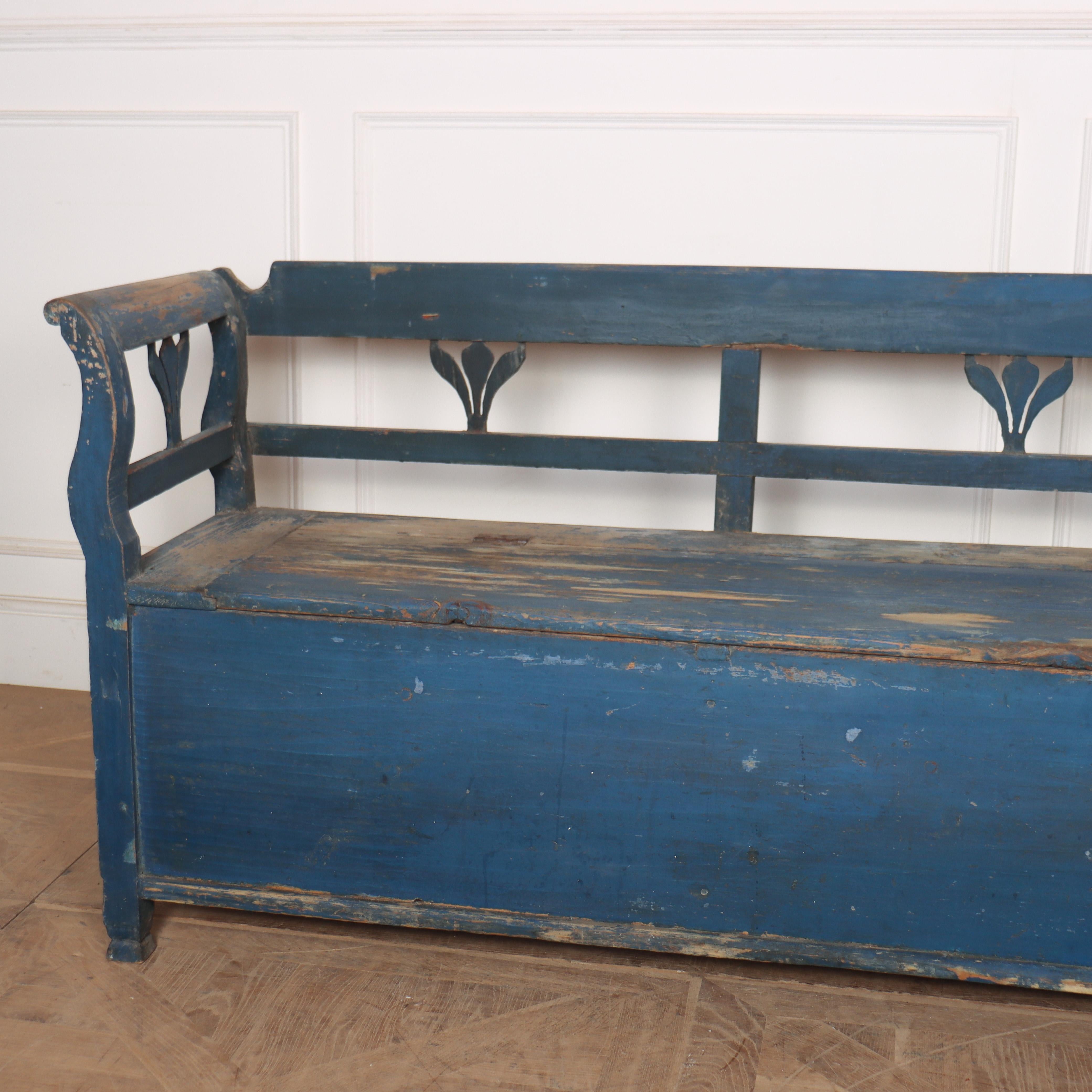 Original Painted Austrian Settle In Good Condition For Sale In Leamington Spa, Warwickshire