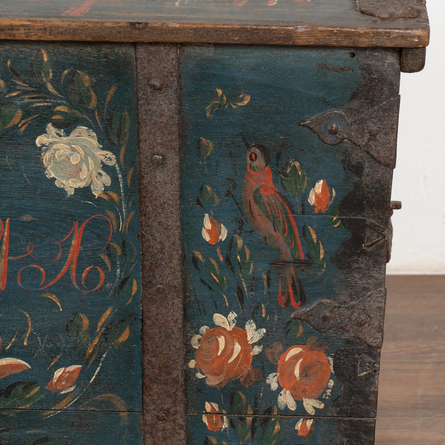 Malle originale peinte en bleu à dôme avec oiseaux et fleurs, Suède, datée de 1841 en vente 5