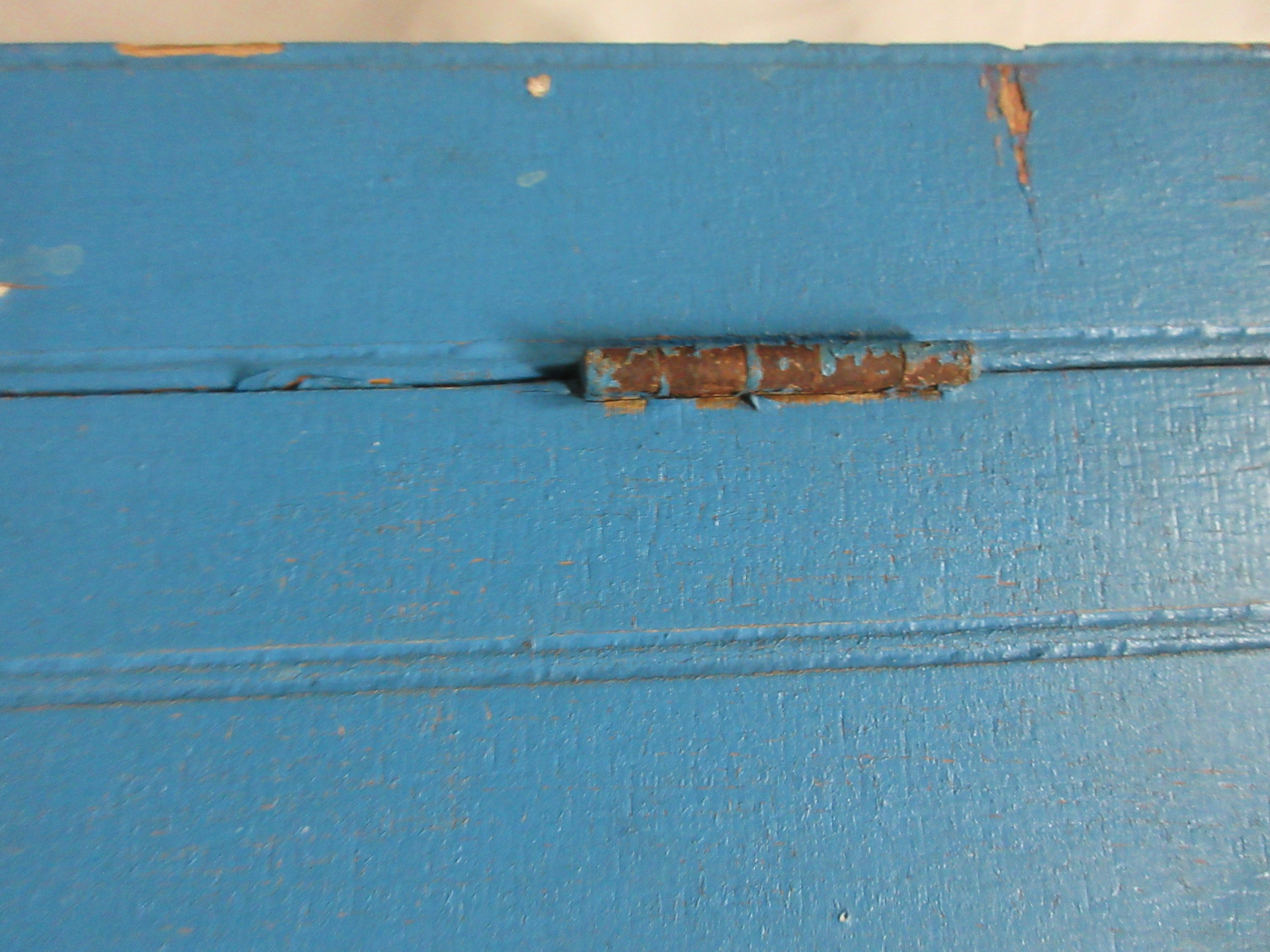 Original bemalter blauer Hängeschrank  (Holz) im Angebot