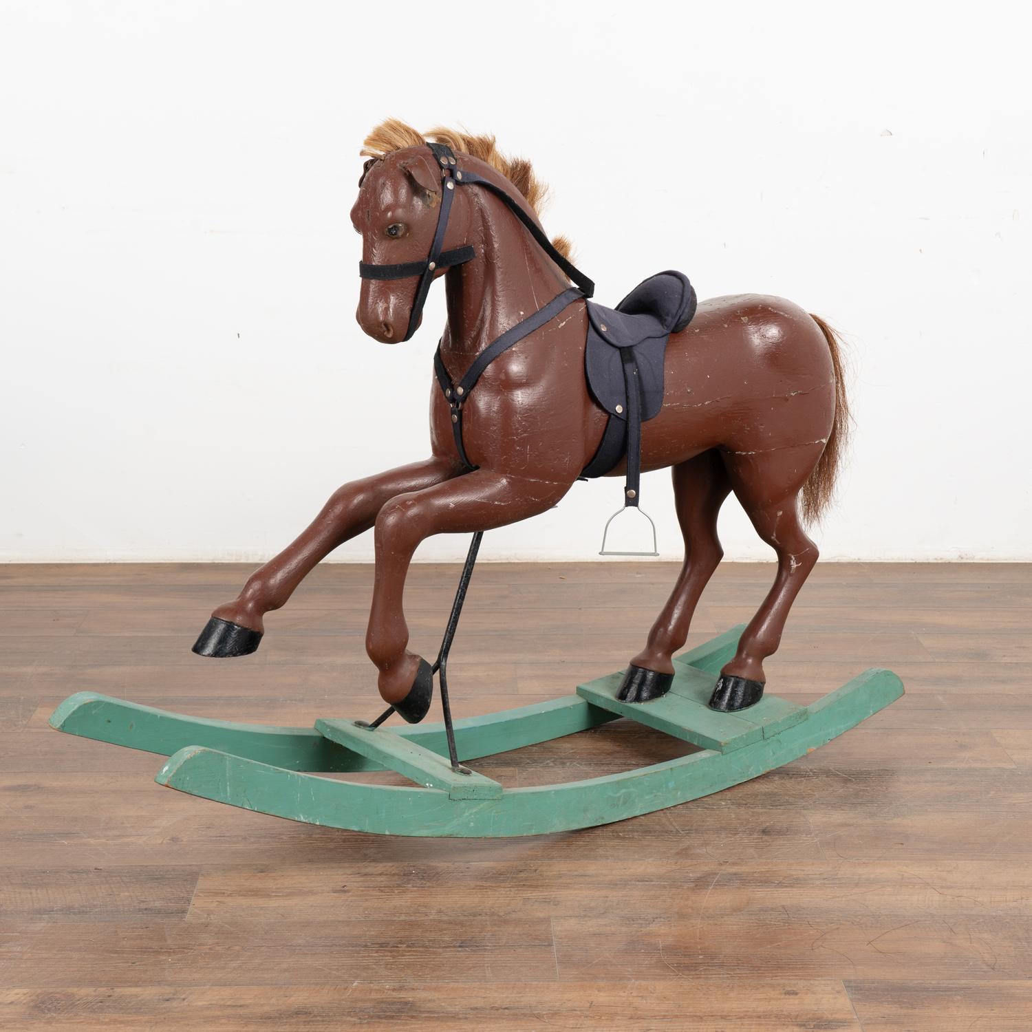 Caballo balancín original pintado y tallado procedente de Suecia, hacia 1900 De campo en venta