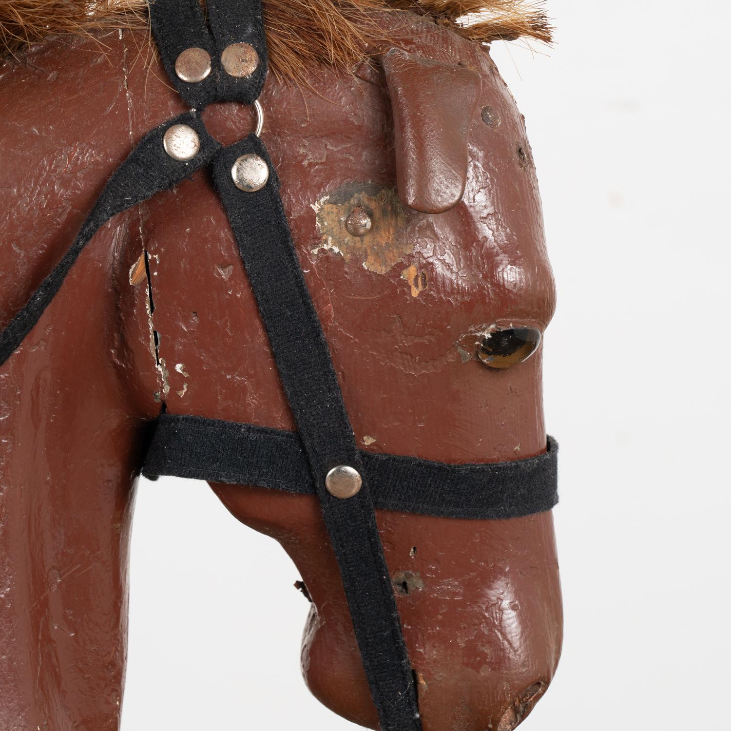 Caballo balancín original pintado y tallado procedente de Suecia, hacia 1900 Cuero en venta